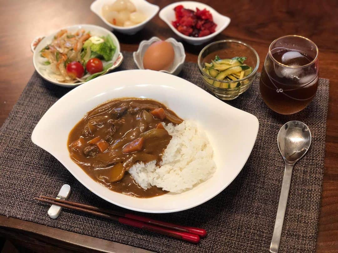 月央和沙さんのインスタグラム写真 - (月央和沙Instagram)「うちの晩ごはん🍛✨  . #父作 #カレーライス #サラダ #きゅうりと生姜の浅漬け  #らっきょう #福神漬け #私は盛りつけただけ👆🏻」6月30日 19時59分 - kazusa_tsukio