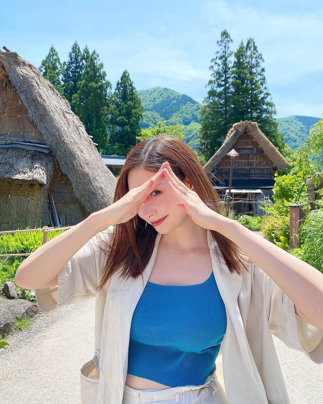 得あゆさんのインスタグラム写真 - (得あゆInstagram)「何枚目が上手くできてる？合掌ポーズ🙏🏻⛰ #富山県 #南砺市 #五箇山 #世界遺産 #合掌造り  (この写真は6/1〜6/3聖火リレーのため 富山に行った時の写真です) ・ ・ ・ ・ ・ ・ ・ ・ ・ ・ ・ #富山#田舎#日本の絶景#日本の風景#合掌造り集落#合掌#富山ランチ#五箇山ランチ#富山グルメ#富山旅行#富山観光#インスタ映え#カメラ女子#家族旅行#聖火ランナー#聖火リレー#富山旅行#白川郷#大人可愛い#子育てママ#ママコーデ#赤ちゃんのいる暮らし#セットアップ#家族旅行#toyama#gasshozukuri#japantrip」6月30日 20時01分 - tokuayu819