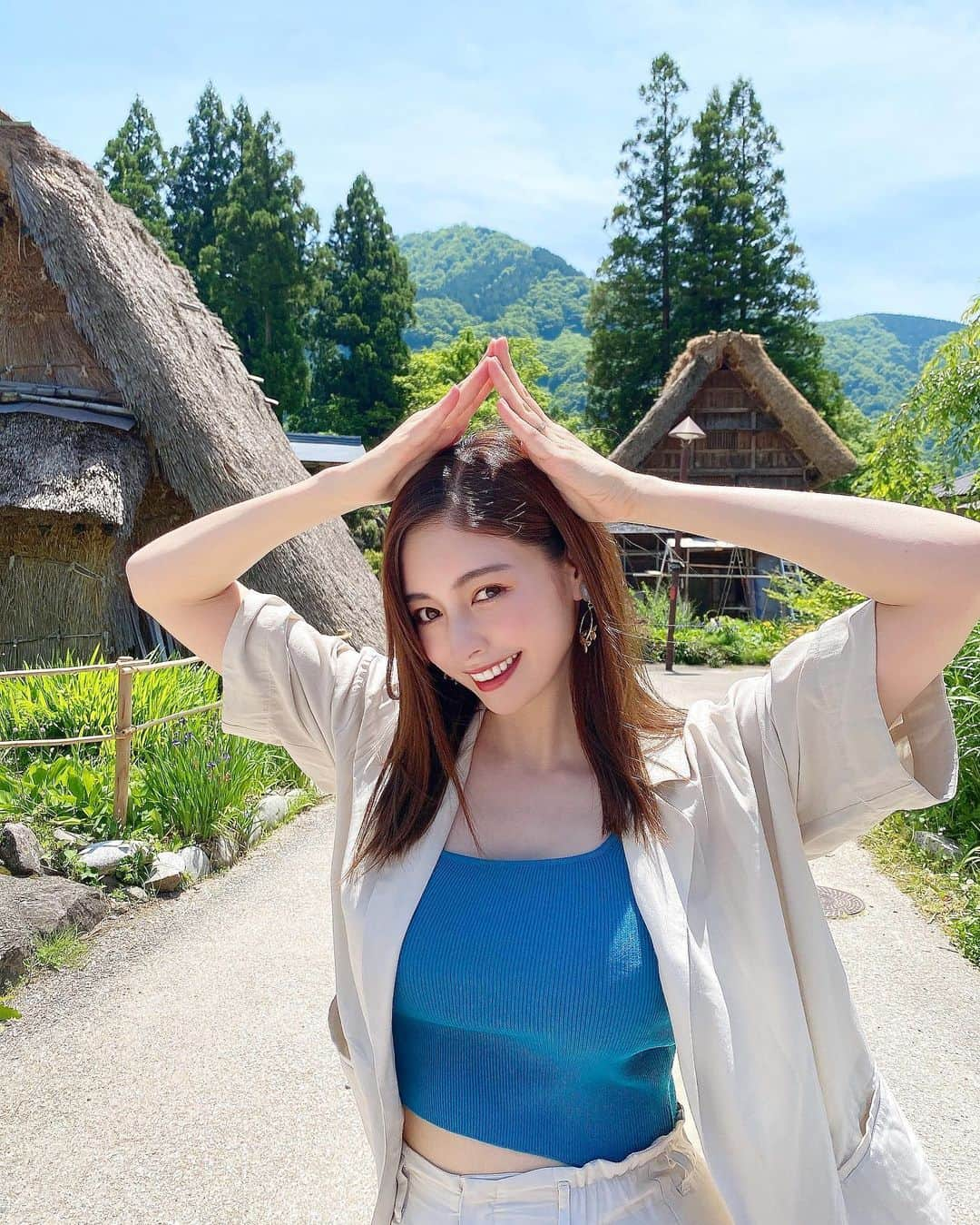 得あゆさんのインスタグラム写真 - (得あゆInstagram)「何枚目が上手くできてる？合掌ポーズ🙏🏻⛰ #富山県 #南砺市 #五箇山 #世界遺産 #合掌造り  (この写真は6/1〜6/3聖火リレーのため 富山に行った時の写真です) ・ ・ ・ ・ ・ ・ ・ ・ ・ ・ ・ #富山#田舎#日本の絶景#日本の風景#合掌造り集落#合掌#富山ランチ#五箇山ランチ#富山グルメ#富山旅行#富山観光#インスタ映え#カメラ女子#家族旅行#聖火ランナー#聖火リレー#富山旅行#白川郷#大人可愛い#子育てママ#ママコーデ#赤ちゃんのいる暮らし#セットアップ#家族旅行#toyama#gasshozukuri#japantrip」6月30日 20時01分 - tokuayu819