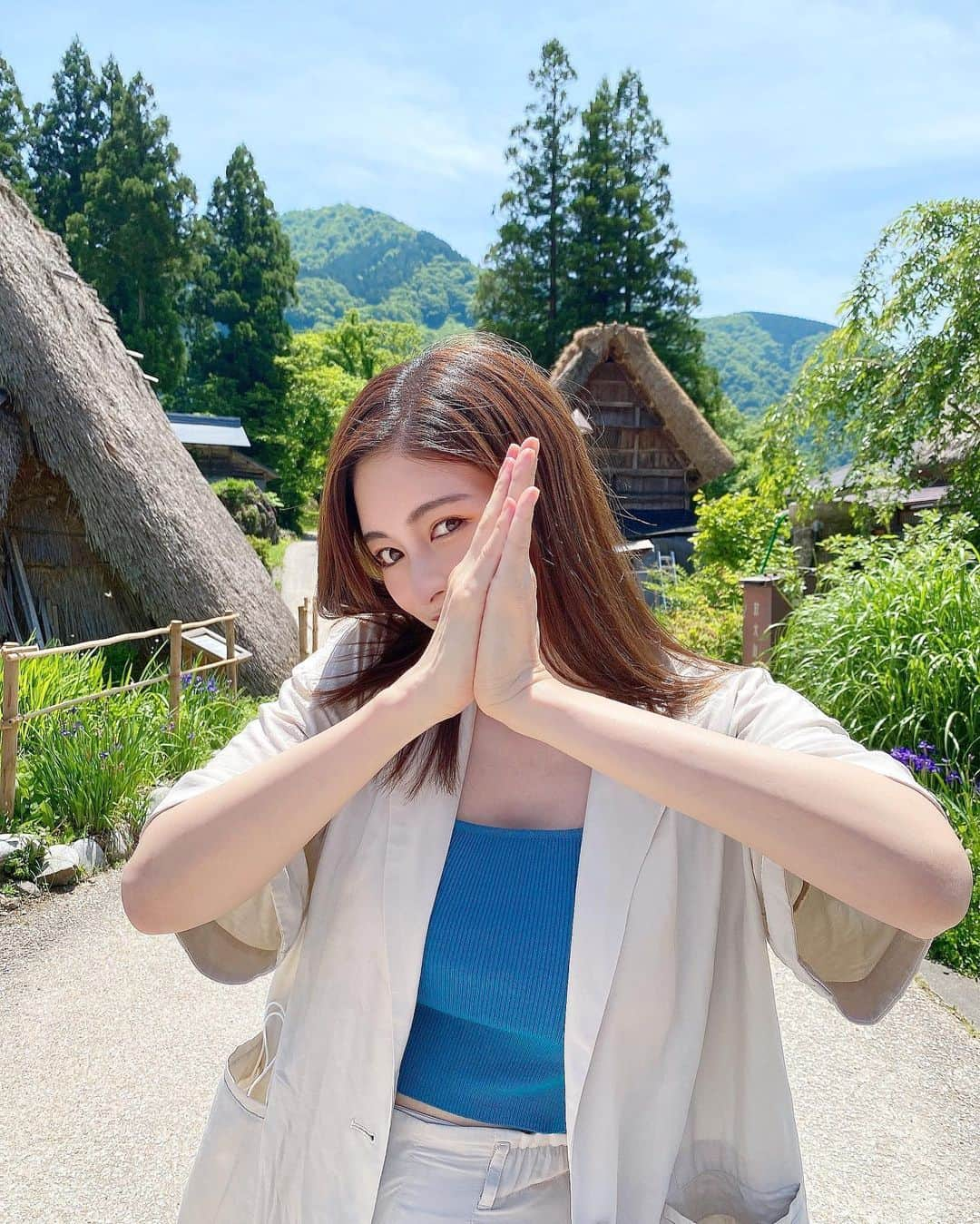 得あゆさんのインスタグラム写真 - (得あゆInstagram)「何枚目が上手くできてる？合掌ポーズ🙏🏻⛰ #富山県 #南砺市 #五箇山 #世界遺産 #合掌造り  (この写真は6/1〜6/3聖火リレーのため 富山に行った時の写真です) ・ ・ ・ ・ ・ ・ ・ ・ ・ ・ ・ #富山#田舎#日本の絶景#日本の風景#合掌造り集落#合掌#富山ランチ#五箇山ランチ#富山グルメ#富山旅行#富山観光#インスタ映え#カメラ女子#家族旅行#聖火ランナー#聖火リレー#富山旅行#白川郷#大人可愛い#子育てママ#ママコーデ#赤ちゃんのいる暮らし#セットアップ#家族旅行#toyama#gasshozukuri#japantrip」6月30日 20時01分 - tokuayu819