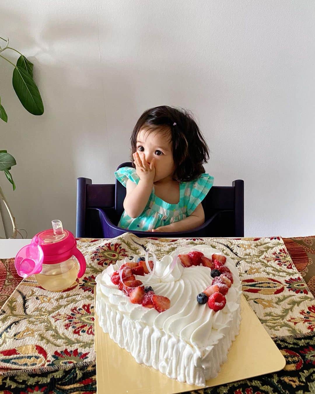 北澤 宏美さんのインスタグラム写真 - (北澤 宏美Instagram)「🤍🤍パパありがとう👨🏾🎂🤍🤍 以前初めて利用させて頂いた 自宅にフレッシュケーキが届く宅配サービス「ケーキダイアリー」父の日にも利用してみたよ  外出を控えている今も家から出ないまま 有名ブランドや、街の人気パティスリーの高級感・クラス感のあるケーキを楽しめるのがうれしい🎂  前回も思ったことなんだけど 大きなホールケーキを持ち歩くという面倒がないのが私的には1番かな🥰  宅配エリア内であれば、親戚や 最近会えていないあの人にもケーキを贈れるね （↑うちはいつでも歓迎）  他のケーキ通販サービスのほとんどが「冷凍ケーキ」宅配に対し、こちらは「生ケーキ」でお届け♡ 解凍の必要もなく、 店頭で販売されているおいしさのまま 届いたらすぐに味わうことができる手軽さが最高なの🤍 　　 6月より宅配可能エリアがさらに拡大したみたいだよ 是非サイトで確認してみてね💜　  #PR #ケーキダイアリー #ケーキ宅配 #生ケーキ #父の日#記念日」6月30日 20時09分 - romihy58