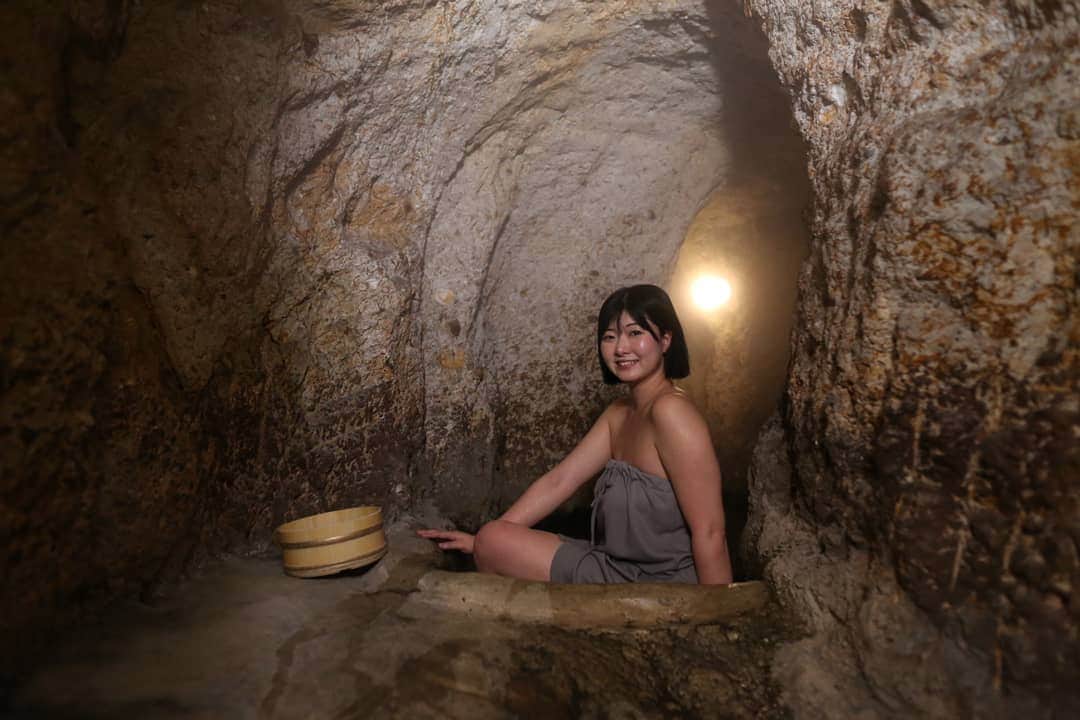しずかちゃんのインスタグラム：「黒川温泉｢新明館｣ ご主人がコツコツノミで掘った洞窟風呂は最高でした♪ YouTubeで動画も公開中！」