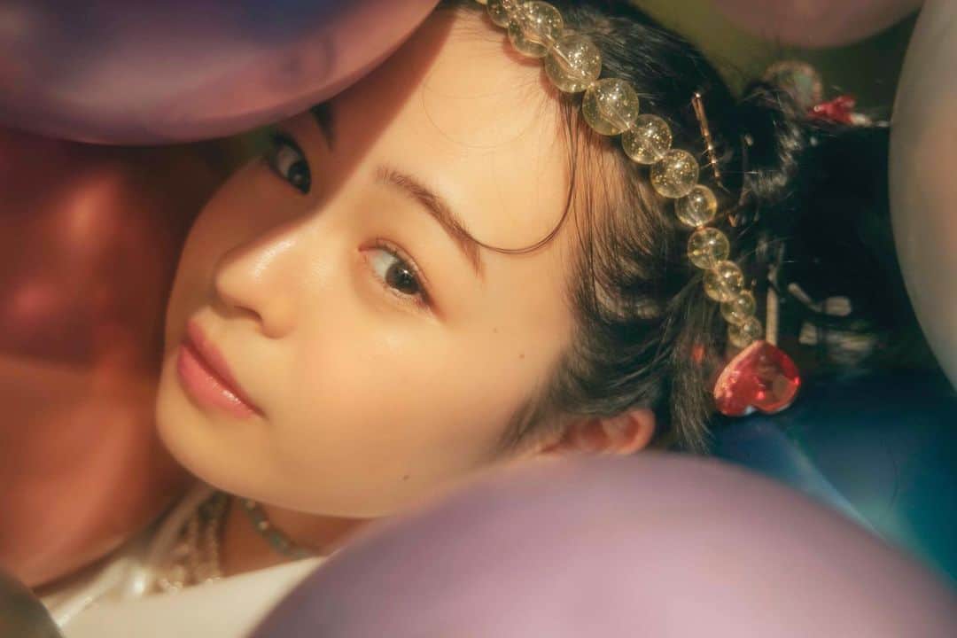 のインスタグラム：「改めまして、本日をもちましてPopteenを卒業します☻ ⁡ Popteenに仲間入りした約3年前は、3年後に自分が卒業して、こんなにも沢山の方から温かいお言葉でお祝いして頂けるなんて思ってもいませんでした。 ⁡ 何があっても、Popteenモデルとしての私を応援してくださった皆様。 毎月アンケートをお願いすることも、バトルが始まったらご協力をお願いすることも、、 皆様から力を貸していただくことが沢山ありました。 やっている最中は正直、私もそれが正しいのか分かりませんでしたが、無事今日を迎えることができている今、正しかったのかなと心のどこかで思えています。 ⁡ いい結果が残せず悔しい思いを皆さんにもさせてしまった時期があったり、 期待に応えるどころか私の行動で困らせてしまったりしたこともあったと思います。 その中でもいつも前向きな言葉をくださり、Popteenモデルの莉子を今日まで応援してくださった皆様には本当に感謝しかありません。 ⁡ そして 編集部の皆様、 スタッフの皆様、 Popteenモデルのみんな、 ⁡ 本当に有難うございました！ ⁡ これからのPopteenも楽しみにしています☻  ⁡ Popteen専属モデル 莉子 ⁡」