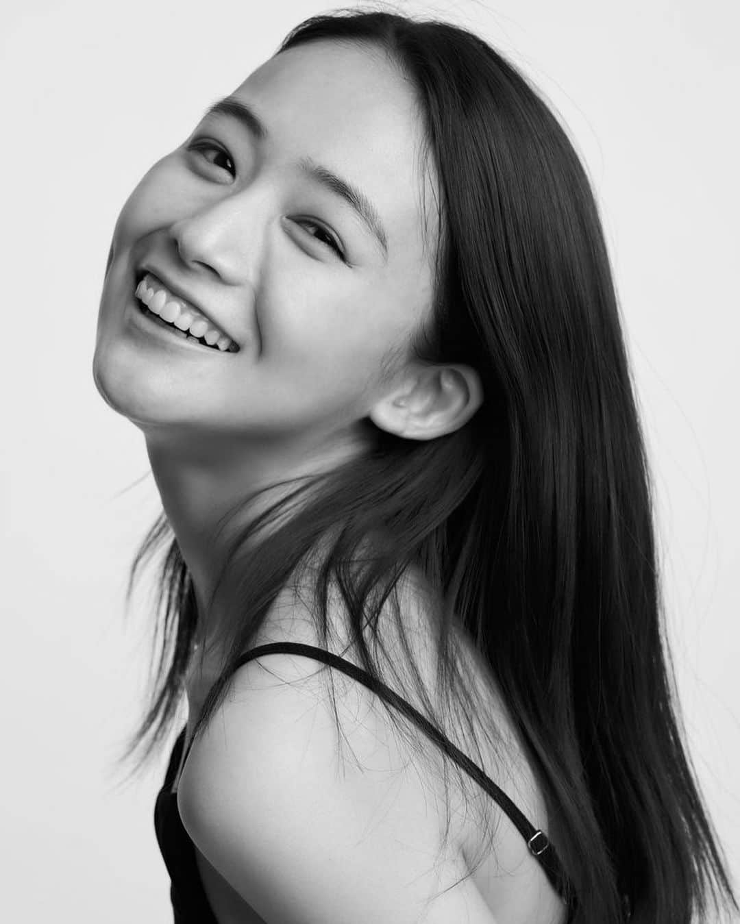 のインスタグラム：「📸 @ryo_chin_photography  💄　@shun.matsumoto.0510   #作品撮り　#モノクロ　#とても勉強になった日　#ありがとうございました　#約2年ぶりの再会嬉しかったです　#黒キャミは流行りのユニクロとマメのコラボのやつです　#とても良い　#3枚目の笑顔は宝くじで3億当たりましたおめでとうございますって言われた時の笑顔　#笑　#そりゃ誰でもそうなる　#腕まで組んで笑ってるよ　#笑　#カメラマンさんの引き出し方天才　#笑　#ありがとうございました」
