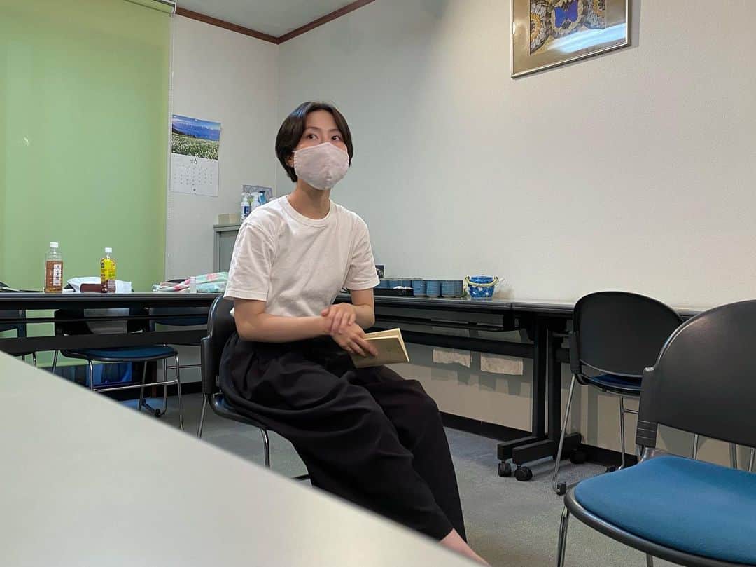 平川はる香のインスタグラム：「. 3ヶ月間、ワークショップで「父と暮らせば」に取り組んでいました☺︎ 個人的に思い入れのある作品で、美津江はいつかやりたい役(そろそろ年齢的に厳しい笑)だったので、じっくり取り組めて良い時間でした😌 . 今年上演する団体さん多いみたいなんだけど、もう大方セリフはいってるから、どこかで代役が必要になった場合は呼んでくださればすぐ駆けつけます🙋🏻‍♀️笑 . . 最近なかなか仕事してませんが笑笑 もう少しで色々とお知らせもあったりします。 やっぱり演技に触れている時間が1番楽しくてしあわせ🤤 . . . #父と暮らせば#井上ひさし#演技#acting#actingworkshop #フィードバック中の間抜け顔やめたい🙃」