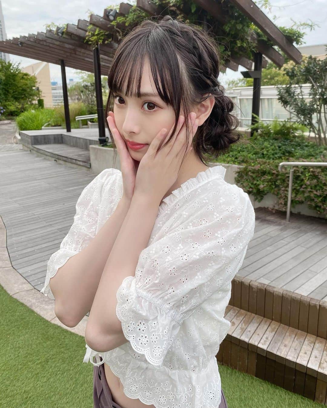 梅山恋和さんのインスタグラム写真 - (梅山恋和Instagram)「🍒  髪型かわいい〜？(๑˃̵ᴗ˂̵)  #ヘアアレンジ#編み込み #お団子#ブラウス #557#おもち映え」6月30日 20時22分 - cocona_umeyama