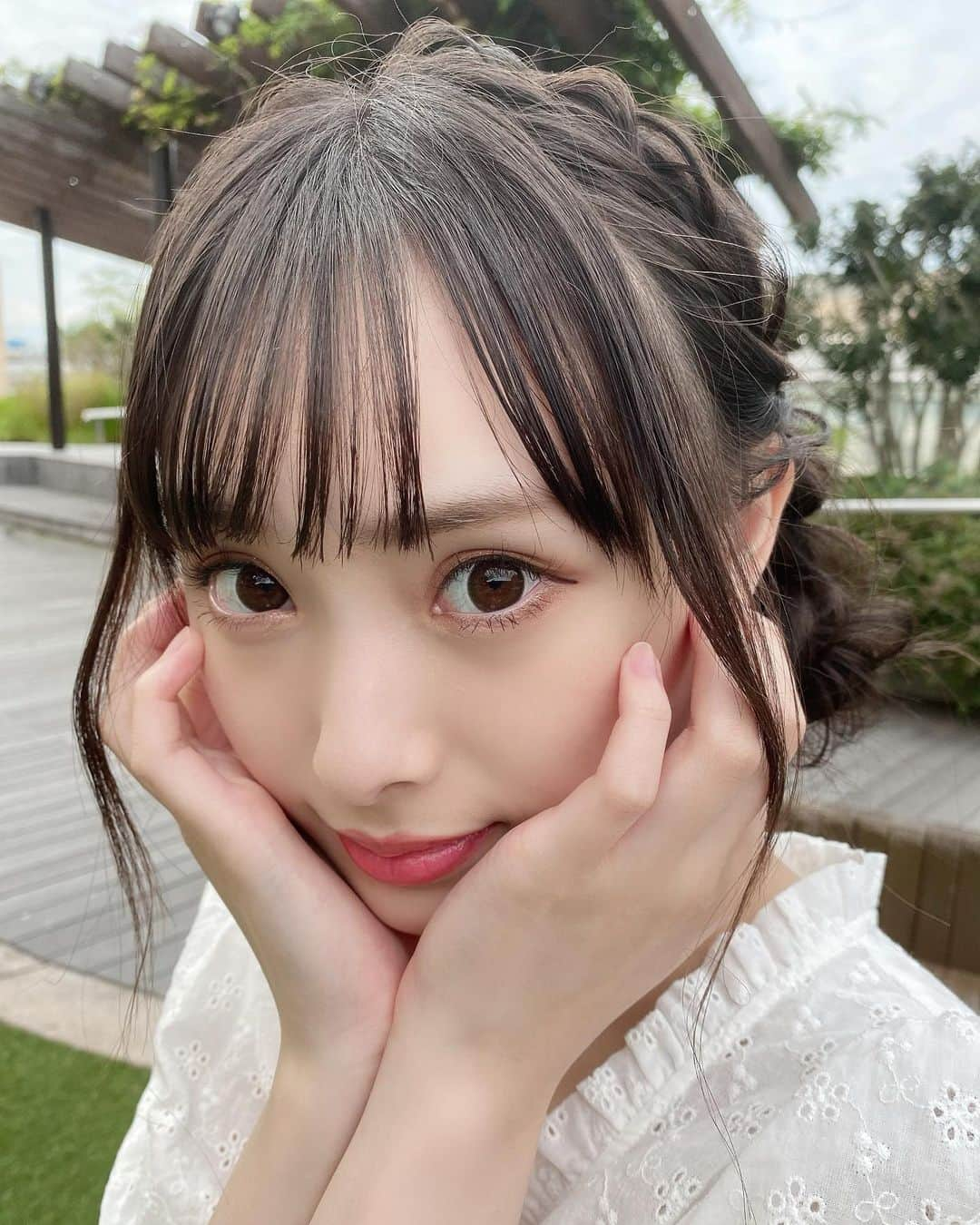 梅山恋和さんのインスタグラム写真 - (梅山恋和Instagram)「🍒  髪型かわいい〜？(๑˃̵ᴗ˂̵)  #ヘアアレンジ#編み込み #お団子#ブラウス #557#おもち映え」6月30日 20時22分 - cocona_umeyama