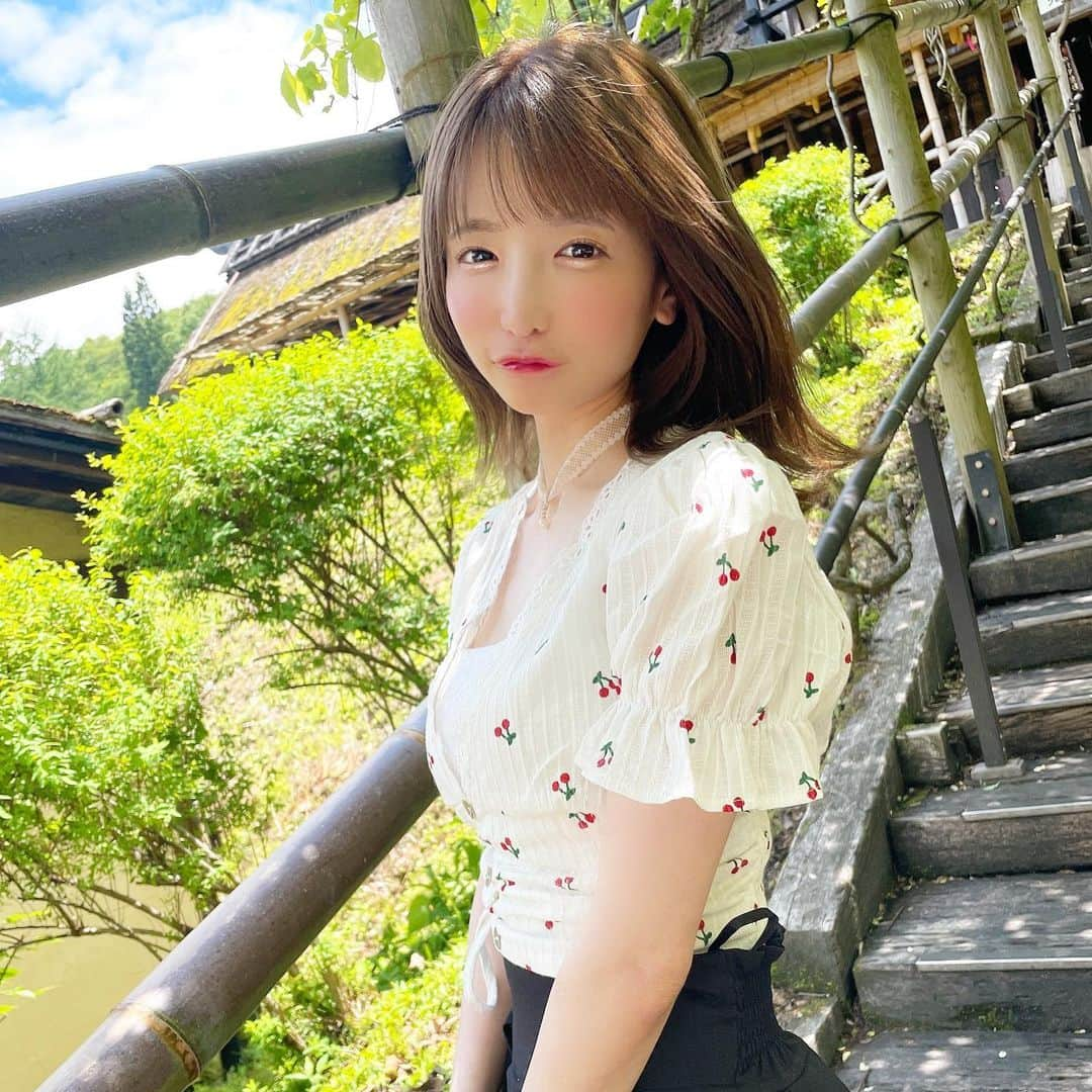 もえのあずきさんのインスタグラム写真 - (もえのあずきInstagram)「この夏もいっぱいいっしょに過ごそうね🙈💓  今週土日はどっちも会えるのうれしいな💕💕💕  まずは土曜のツーマンライブ❤️  #夏デート#もえあず#シャボン玉#さくらんぼ狩り #ひと夏の恋 #フルーツ部#大食い#エラバレシ#ミディアムヘア #ミディアムヘアアレンジ #あざとかわいい#夏コーデ」6月30日 20時22分 - moeazukitty