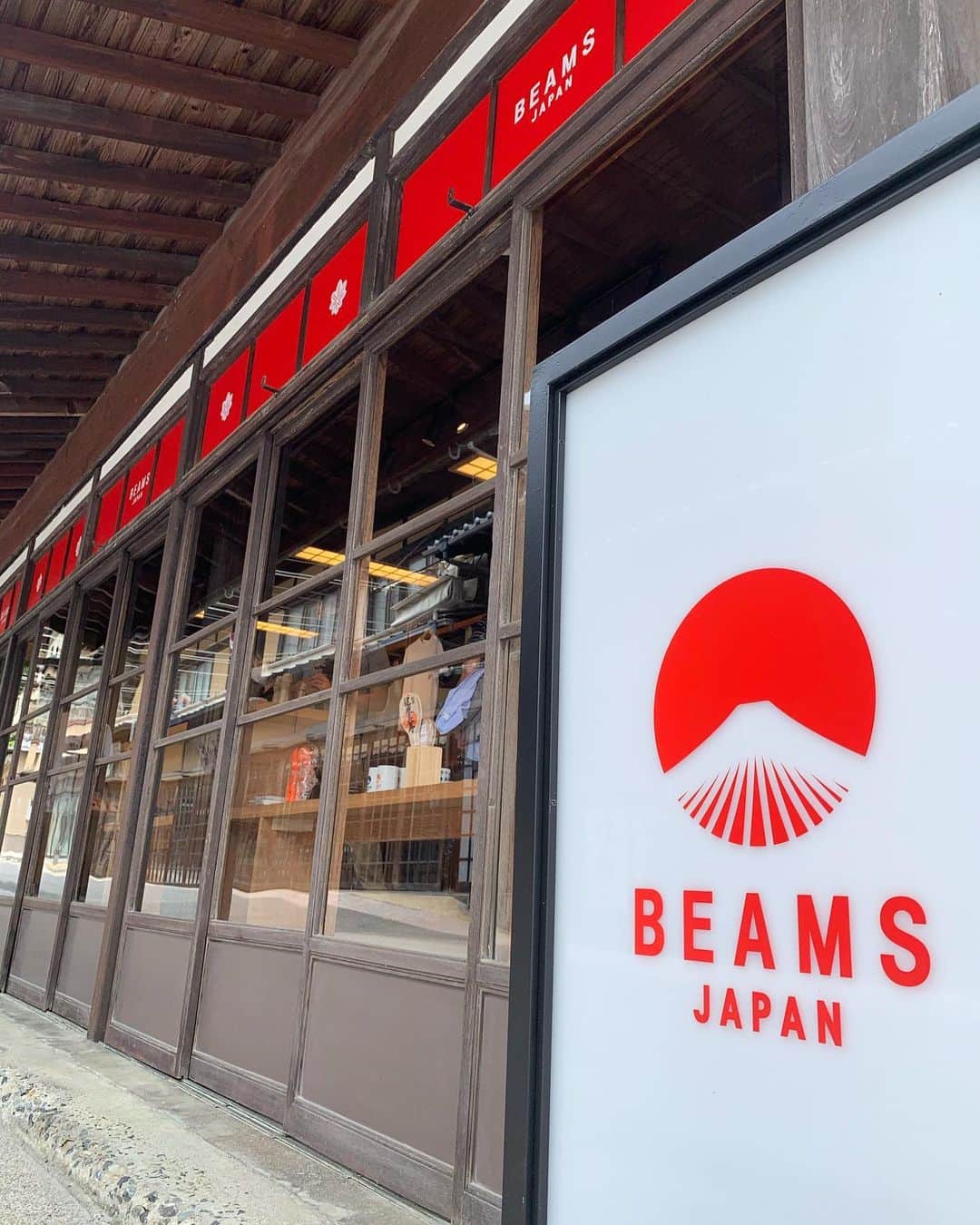 真部理子さんのインスタグラム写真 - (真部理子Instagram)「🇯🇵⛩𝘽𝙀𝘼𝙈𝙎 𝙅𝘼𝙋𝘼𝙉 𝙈𝙄𝙔𝘼𝙅𝙄𝙈𝘼 @beams_japan_miyajima にご招待いただき レセプションにお邪魔しました🦌 ⁡ 可愛い日本の名品やお洋服等、 なかなかご覧になれないものに出会えて さすが𝘽𝙀𝘼𝙈𝙎様でございます❤︎ ⁡ もみじ饅頭入れが限定であったのは ツボに入って大笑い🤣✌🏽(1個用もあった。) 他にも色々限定品もあったよ⛩ サンダルも可愛かったな🩴 ⁡ あと、あっ！この方オシャレやなぁ〜 イケてるなぁっていう方が沢山いた‼️笑 案内してくださった方も凄かった✨ やっぱ𝙛𝙖𝙨𝙝𝙞𝙤𝙣は無限大♾楽しもう、皆んな❤︎ ⁡ ____________________________________ 𝘽𝙀𝘼𝙈𝙎 𝙅𝘼𝙋𝘼𝙉 𝙈𝙄𝙔𝘼𝙅𝙄𝙈𝘼 𝙋𝙊𝙋-𝙐𝙋 𝙎𝙏𝙊𝙍𝙀 7/1（木）～10/3（日） 宮島の由緒ある老舗旅館「岩惣」の桜別館にオープンします。 日本の魅力を国内外に発信するBEAMS JAPANが思う“伝統ある宮島、新しい宮島”を表現し、ここでしか手にできない“宮島土産”を取り揃え、新宿本店とはひと味違ったお店で皆様をお待ちしております。 𝘽𝙀𝘼𝙈𝙎 𝙅𝘼𝙋𝘼𝙉が考える“𝙏𝙝𝙞𝙨 𝙞𝙨 𝙈𝙄𝙔𝘼𝙅𝙄𝙈𝘼”。  “これぞ宮島”。をお楽しみください！ ____________________________________ ⁡ ⁡ #リコトレ #beamsjapan #ビームスジャパン #アッパレニッポン #銘品のススメ #宮島 #岩惣」6月30日 20時25分 - riko_manabe