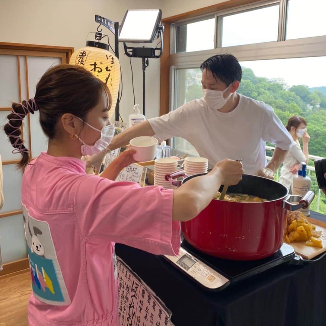近藤千尋のインスタグラム：「今日はDIYロケの日♥️ 豚汁を注ぐわたし。笑🍙 お天気があんまりでしたが 途中から雨も止んで 美味しいおにぎりも食べて みんなで頑張りました💗💗  @eiji_0108 さん、 サプライズに協力してくださり ありがとうございました☺️ 大好きなラヴィットチームの皆さん 幸せな笑顔が見れてハッピーな １日でした😌🌈」