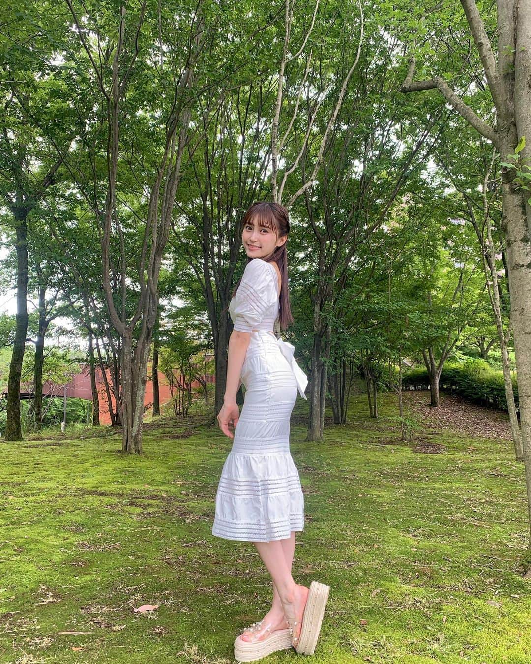 小山リーナさんのインスタグラム写真 - (小山リーナInstagram)「. ひょっこり🐇 夏は白が着たくなるねっ」6月30日 20時30分 - rina_koyama_box
