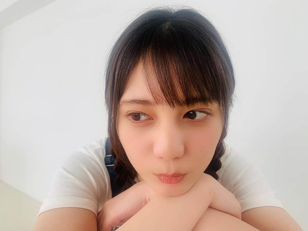 小坂菜緒のインスタグラム：「Twitterで #君は誰クイズ リターンズ動画をあげています！　 ひさびさにオーバーオール×おさげヘアのこさかなに会えますよ😍 ぜひご覧ください✨ こちらではちゅんとした口元が可愛いオフショをお届け💖 ▶︎Twitterも @kosakanatops #小坂菜緒1st写真集君は誰？ #小坂菜緒 #日向坂46」