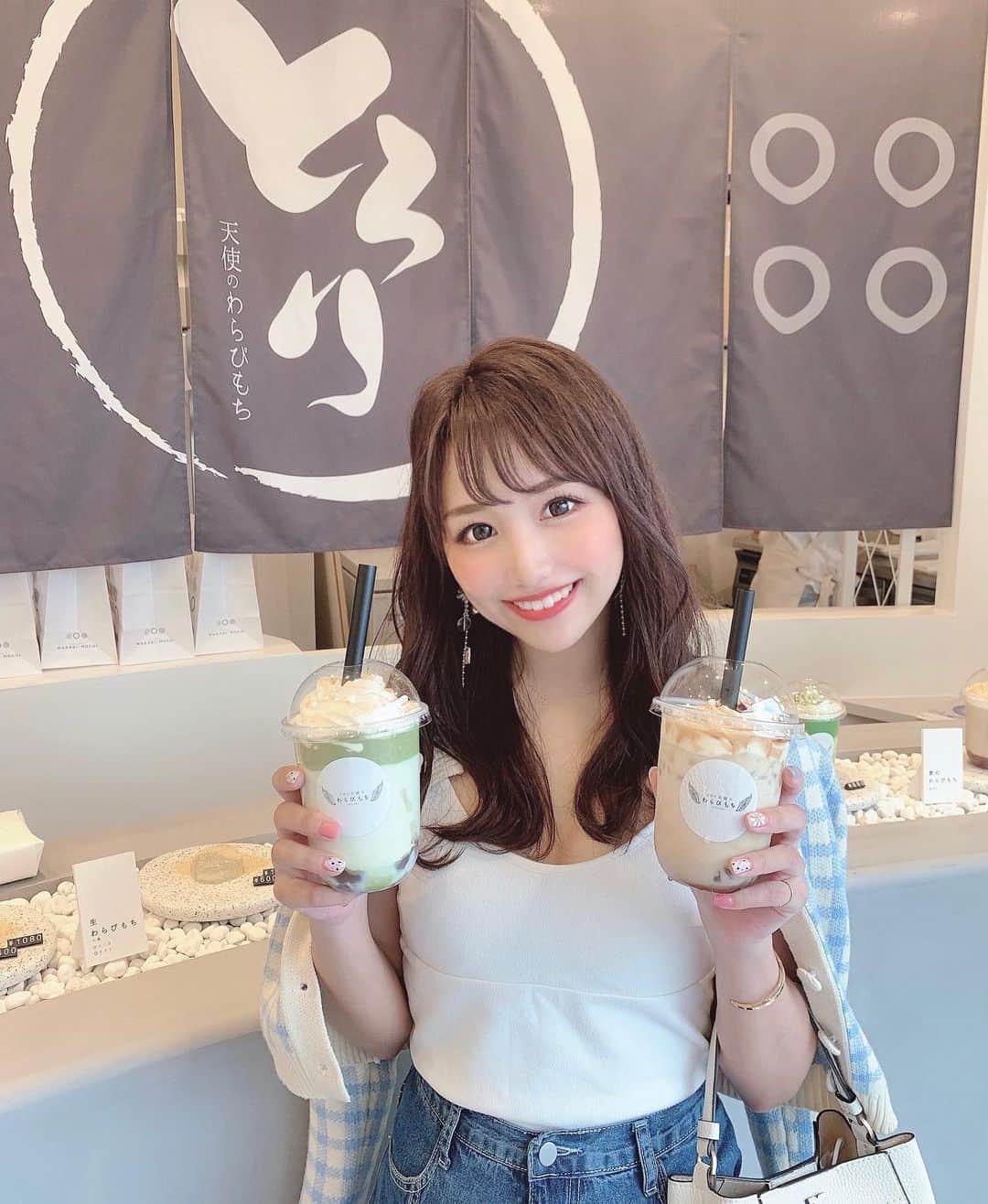 のインスタグラム：「⋆ 7/2オープンの @tenshino_warabimochi_kakuozan さん❤︎  とろっとろの生わらび餅、絶品でした🥰  覚王山駅すぐにあるよ〜！  ootd𓈒𓏸 tops〻 @lily_brown_official  cardigan〻 @__lilou__official  skirt〻 @a_trend_ld  bag〻 @toryburch   #とろり天使のわらびもち覚王山店 #とろり天使のわらびもち #わらびもち #名古屋グルメ #名古屋スイーツ  #お土産 #贈り物 #TVで話題」