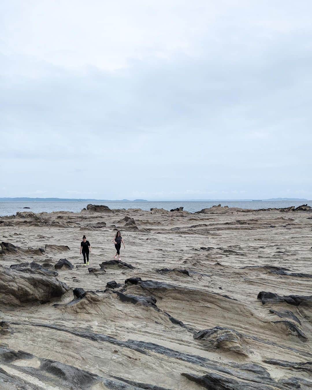 比嘉バービィさんのインスタグラム写真 - (比嘉バービィInstagram)「三浦半島の南端にある「三浦・岩礁のみち」  大海原を見ながら、ゴツゴツとした岩場を歩く海沿い#ハイキング   冒険気分を味わったのはミステリーハンターぶり？ 久々のハイキングだったから構えていたけど、どんなに歩いても疲れないルート。 雨予報にもかかわらず、全く雨が降らなかったのはラッキーでした✌︎  One Day Hike in Miura Peninsula Kanagawa, Japan  #神奈川県 #三浦半島 #三浦岩礁のみち #洞窟 #関東ふれあいの道 #hiking #hikingadventures #japan #miurapeninsula #kanagawa」6月30日 20時52分 - barby724