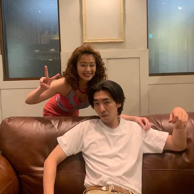 冨手麻妙さんのインスタグラム写真 - (冨手麻妙Instagram)「三田村&奈緒子🥴  なんかすごい楽しそうな顔してる🤔🤔🤔  この写真を撮った日の撮影のことは、一生忘れないだろうな🤔  今日はニッポン放送『高田文夫のラジオビバリー昼ズ』にお邪魔しました！！！💖  ニッポン放送さんでは全裸監督ウィーク！ということで、余すことなく沢山お話してきましたよ！  春風亭昇太師匠、乾貴美子さんとお話できて嬉しかった〜😭😭😭  たいへん、盛り上がりました！  聞き逃してしまった方々、radikoでまだ聴けますので、ぜひ💖  乾貴美子さんもラジオでおっしゃって下さいましたが、  シーズン2を観たあと、またシーズン1を見返してみると…  新しい発見がたくさんあるかも？🤔そしてとても切ない気持ちになるかも…？？？🤔  そして金曜日7月2日には、後藤孝太郎監督がビバリー昼ズに登場します！  楽しみに聴こう〜🎵  引き続き、たくさんの感想、お待ちしてます🥴🎥💖  #全裸監督 #全裸監督シーズン2 #thenakeddirector #ネトフリ #netflix #ニッポン放送 #高田文夫のラジオビバリー昼ズ #ビバリー昼ズ #春風亭昇太 さん #乾貴美子 さん #ラジオ #ありがとうございました🙏 #柄本時生」6月30日 20時57分 - amitomite