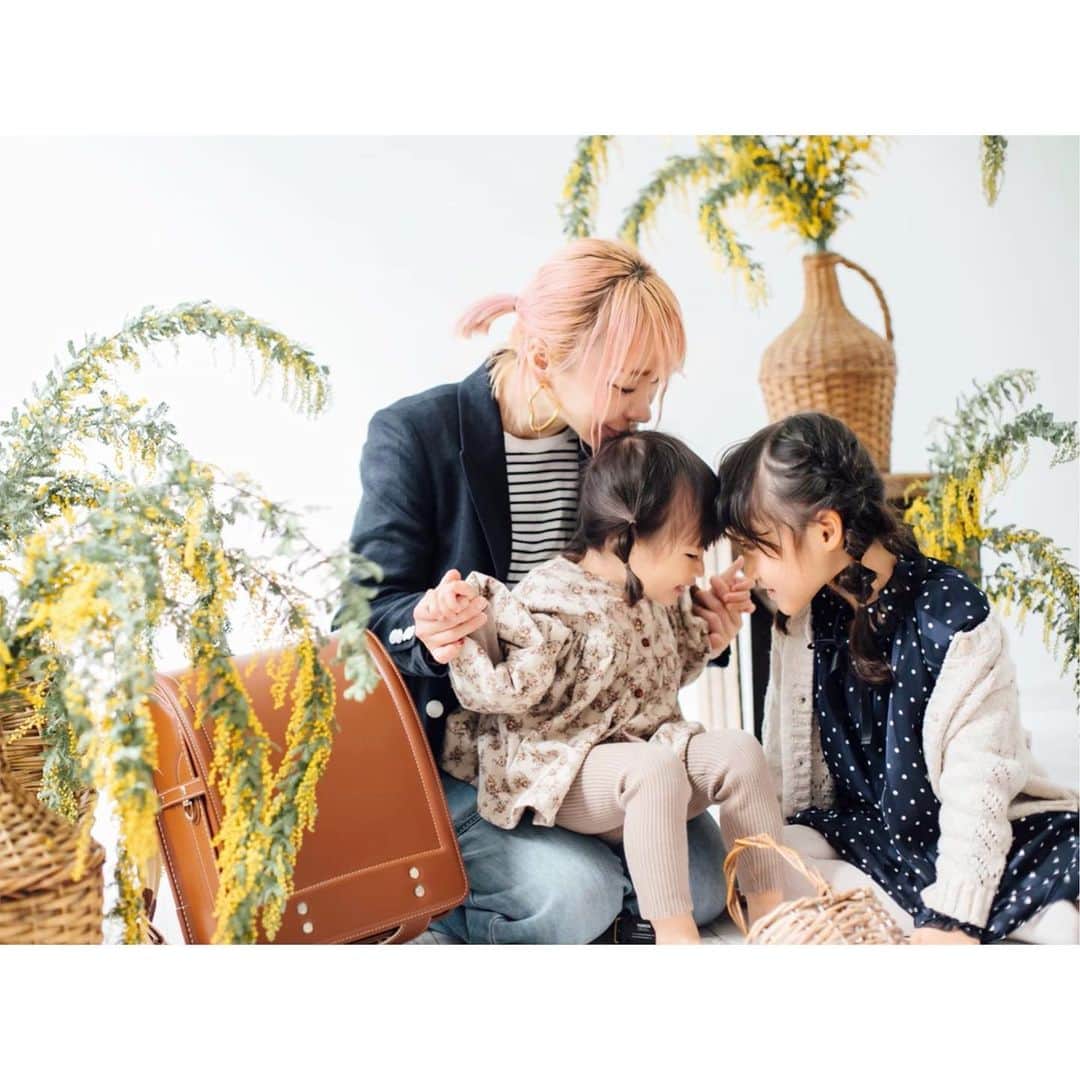 Kyooonのインスタグラム：「わが子の心豊かな未来を願う 家族の思いが詰まったランドセル🎒  ランドセルを選んだ理由や 選ぶ時に大切にしたことなど 土屋鞄さんにインタビューしていただきました。 （めちゃくちゃ恐縮です。。）  最後まで悩んで悩んで娘と一緒に選んだ 牛革プレミアムのマロン。 お気に入りのランドセルで楽しそうにお友達と仲良く登校する姿を見るのが毎日の楽しみです。  @tsuchiya_randoseru  プロフィール画面のリンクから見れます。 #土屋鞄#土屋鞄ランドセル#土屋鞄のランドセル #promotion」