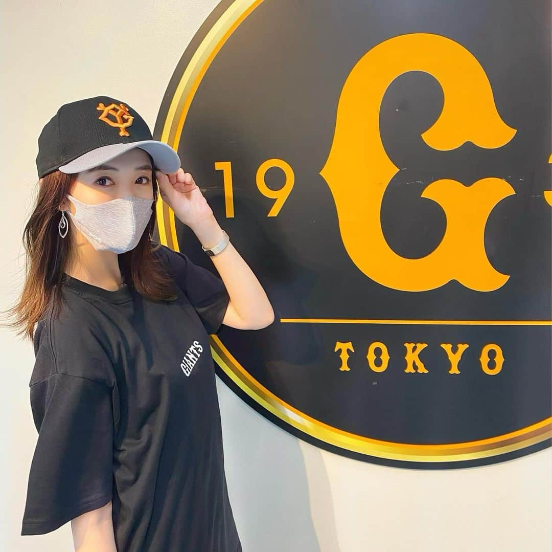 水嶋菜月のインスタグラム：「久し振りの野球観戦へ⚾︎ 来場者プレゼントのTシャツ(裏には岡本選手のお顔プリント!)とニューエラで一枚📸  今日は岡本選手のバースデーや#月Ｇイベント など、イベント盛りだくさんの１日でした✨  東京ドームではマスクを外している方にはすぐに注意喚起を行うなど、細かなところまで感染対策が行われており安心して試合を楽しむことができます。  少しでも早く、全国のジャイアンツファンの方に東京ドームへ応援に来ていただける日が来る事を願います🥲  最後に、やっぱり野球観戦は楽しい⚾️ (負けたのは悔しい)  今日は一人で観戦していましたが、声は出せずとも、皆で手拍子をしたり、ボールを目で追いかけたり、この一体感は生でしか味わえない...！  明日からもまた仕事頑張れそうです😊」