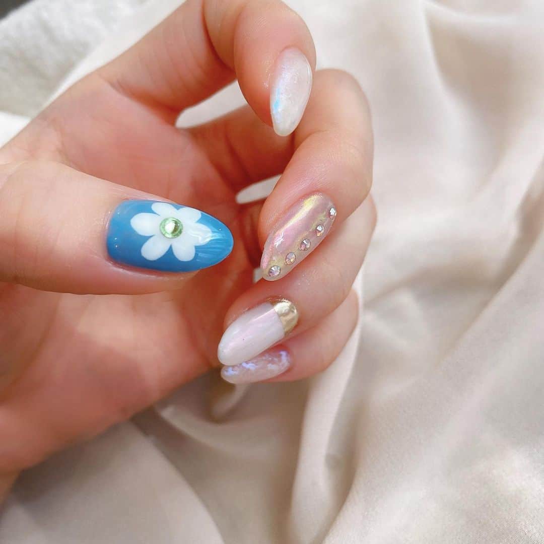 桜井美悠（みゆみゆ）さんのインスタグラム写真 - (桜井美悠（みゆみゆ）Instagram)「.  . New nail 🤍  可愛いがすんごい、、ﾜﾗ  お花と新しい水彩ネイルが特にすき♡  爪の角度変えたときの光が絶妙。  今回のネイルとくにストーリーでも見せてって声が多くて みゆもお気に入りなので嬉しかったﾃﾞｽ💞💭 #水彩ネイル#ミラーネイル#お花ネイル」6月30日 21時28分 - miyumiyu1112