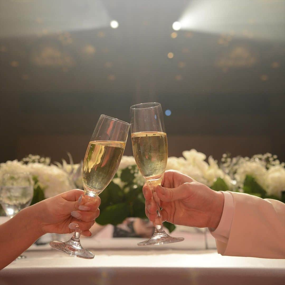 玉木碧さんのインスタグラム写真 - (玉木碧Instagram)「【#結婚式レポート】  大分期間が空いてしまいました！！😅  まだまだ載せきれていないので、ぼちぼちお付き合いください😂🙇‍♀️  夫もお酒を好んでいるので本来ならばお酌を沢山してもらって沢山飲みたかったと思いますが（笑）  このご時世なのでお酌は遠慮していただきました🙇‍♀️ なので両家の親からのお酌まわりも控えさせていただきました😳  まだお酒の提供はあった時期だったのですが、慎重にはなっていたので人が入り乱れる様な事は無かったですね！  私的には宴会風にならないでいただけたので、実際ありがたかったです🤣  あまり話すのが得意ではない方の夫ですが、ウェルカムスピーチをハキハキ喋っていて感動しました！🤣笑  因みに夫のタキシードもオーダースーツです😊 @life_style_order  前撮りでも着たり何回か着る機会がある場合、オーダーの方が結果お手頃だったりするんですよ💡  ⛪️セルリアンタワー東急ホテルウェディング @wedding_ceruleantower   📷photo @ceruleantower.satophoto   👗dress @atelierange_dress   💐bouquet @hibiya_kadan   👠shoes @jimmychoo   #ブライダル　#結婚　#結婚式　#ウェディング　#bridal #wedding #入籍　#婚約　#プレ花嫁　#花嫁　#新婦　#夫婦  #前撮り　#weddingphoto #weddingdress  #コロナ　#感染対策　#コロナに負けるな  #セントフォース　#フリーアナウンサー　#玉木碧　#松平健太  #ベールダウン　#挙式  #挙式レポ」6月30日 21時28分 - tamaki_aoi.official