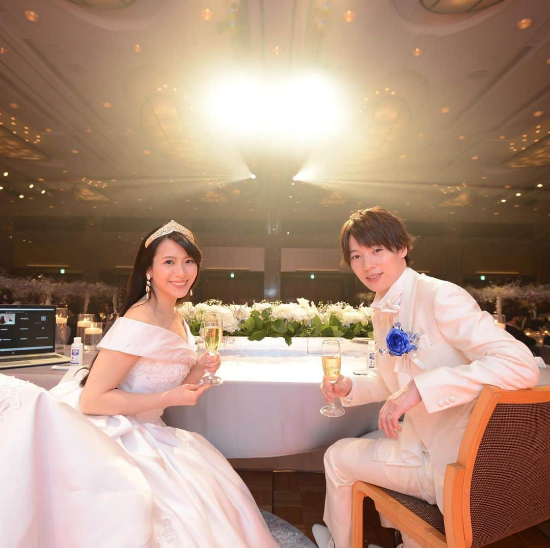 玉木碧さんのインスタグラム写真 - (玉木碧Instagram)「【#結婚式レポート】  大分期間が空いてしまいました！！😅  まだまだ載せきれていないので、ぼちぼちお付き合いください😂🙇‍♀️  夫もお酒を好んでいるので本来ならばお酌を沢山してもらって沢山飲みたかったと思いますが（笑）  このご時世なのでお酌は遠慮していただきました🙇‍♀️ なので両家の親からのお酌まわりも控えさせていただきました😳  まだお酒の提供はあった時期だったのですが、慎重にはなっていたので人が入り乱れる様な事は無かったですね！  私的には宴会風にならないでいただけたので、実際ありがたかったです🤣  あまり話すのが得意ではない方の夫ですが、ウェルカムスピーチをハキハキ喋っていて感動しました！🤣笑  因みに夫のタキシードもオーダースーツです😊 @life_style_order  前撮りでも着たり何回か着る機会がある場合、オーダーの方が結果お手頃だったりするんですよ💡  ⛪️セルリアンタワー東急ホテルウェディング @wedding_ceruleantower   📷photo @ceruleantower.satophoto   👗dress @atelierange_dress   💐bouquet @hibiya_kadan   👠shoes @jimmychoo   #ブライダル　#結婚　#結婚式　#ウェディング　#bridal #wedding #入籍　#婚約　#プレ花嫁　#花嫁　#新婦　#夫婦  #前撮り　#weddingphoto #weddingdress  #コロナ　#感染対策　#コロナに負けるな  #セントフォース　#フリーアナウンサー　#玉木碧　#松平健太  #ベールダウン　#挙式  #挙式レポ」6月30日 21時28分 - tamaki_aoi.official