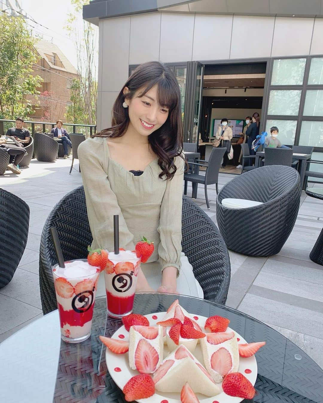 関根ささらさんのインスタグラム写真 - (関根ささらInstagram)「めちゃくちゃ時差投稿…🍓🍓 . . 恵比寿にある #ダカフェ でいちごサンドといちごミルクをいただきました🧚🏻‍♀️🧚🏻‍♀️🍓💗口の中が幸せすぎた……美味しすぎました🥺👏🏻✨ . . 5枚目の写真で持ってるのは話題の #casetify (@casetify_jp )の名前入りミラーケース♡まいちゃんとお揃いなの✌️💋💜 . . #dacafe #ダカフェ恵比寿 #フルーツサンド #いちごサンド #イチゴ #イチゴサンド #恵比寿カフェ #恵比寿ランチ #恵比寿グルメ #ebisu #yebisu #tokyo #tokyocafe #渋谷カフェ #代官山カフェ #fruitsandwich #iphonecase #iphonexsmax」6月30日 21時43分 - sasarasekine