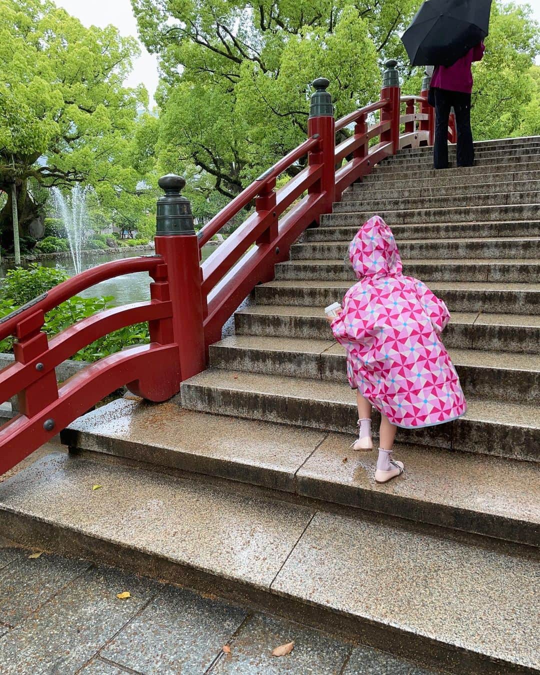 MIRIさんのインスタグラム写真 - (MIRIInstagram)「私すぐお店の名前とか忘れるから 本当困る🙄  雨の中キャピキャピ☔️  #熊本  #まったり  #チビちゃん #旅館 #雨女 #天気  #雨  #晴れ #紫外線対策  #美肌  #美容 #自然光 #写真  #休日  #instagram  #エステ #緑」6月30日 21時50分 - miri.o3