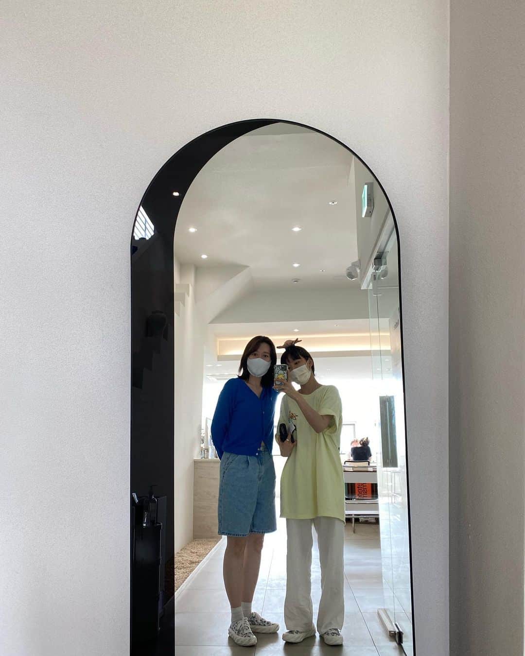 のインスタグラム：「언니가 힙한포즈 하랬는데..🤨」