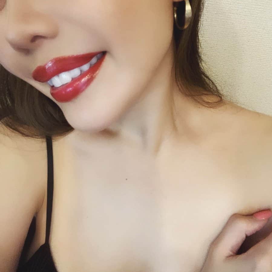 のインスタグラム：「@yc_whitening  久々のオフィスホワイトニングで綺麗になった👄✨ 施術してもらったメニューはラグジュアリーホワイトニングというもので、スマイルラインを対象に2回照射します😌  私の投稿を見たと伝えていただくと5名様限定で¥29.700→¥11.990で受けられます🤲 一度でトーンアップするしかなりお得❤️‍🔥  ホワイトニング気になってる方 そろそろメンテナスしなきゃな〜って方 ぜひチェックしてね♪👀  #yc_whitening #ycwhitening #ホワイトニング専門店 #心斎橋ホイトニング」
