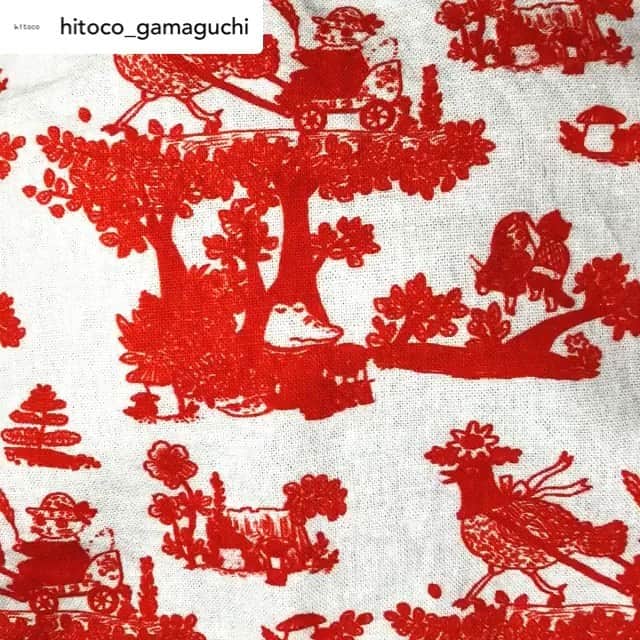 のインスタグラム：「ポーチの中からがま口出てきた♡♡  #repost  Posted @hitoco_gamaguchi  先日チェドック  @cedokzakkastore に行って、 @yumikitagishi のアニマルデパートの個展を見てきました。 ゆみちゃん先生が一枚一枚こんなお店だったらいいな。と思いながら仕上げた原画の数々。 そんな原画展では、オリジナルグッズも買えます。私は、ヨーロッパの壁紙を彷彿とさせる田園風景プリントのポーチを買いました。 何を入れようかな。 とりあえずがま口を入れて見ました。 . #ハンドメイド #hitoco #yumikitagishi #がま口 #アニマルデパート」