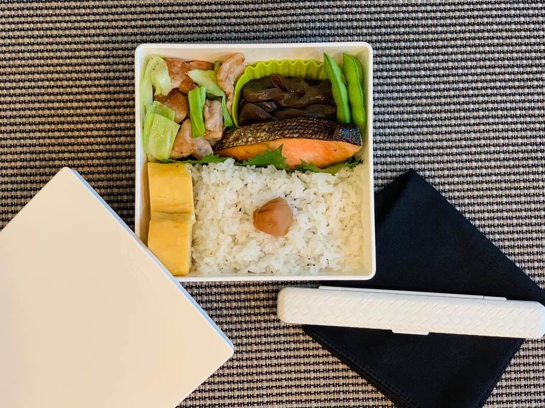 駒田奈美さんのインスタグラム写真 - (駒田奈美Instagram)「・ ・ ・ 『お弁当』 ・ ・ 今日は鮭弁当 ・ 豚肉とキャベツの炒め物と 玉子焼き、蒟蒻の煮物と枝豆も❤︎ ・ ご飯の間に味海苔を挟んでいます ・ ・ ・ 今日から7月ですね！ ・ 気持ち新たに 楽しい1ヶ月を過ごしていきたいですね♪ ・ ・ それでは今日も良い1日となります様に… ・ ・ いってらっしゃい！ ・ ・ ・ #駒田奈美#モデル#美魔女#お弁当#アラフィフ#高校生#高校生弁当 #鮭#鮭弁当 #おべんとう #おべんとう記録 #おべんたぐらむ #7月」7月1日 8時27分 - nami.komada
