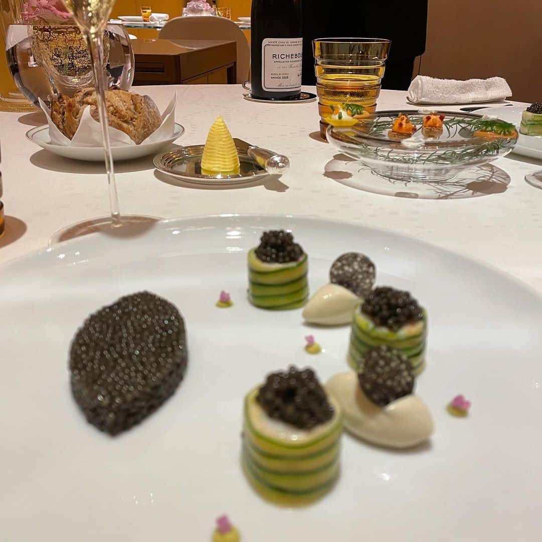 のインスタグラム：「Dream night👼🕊 天使が舞い降りた⭐️👼  Thank you⭐️ Chef @olivierchaignon 💕 Chef-sommelier monsieur 中本さん💕  @akurarobe_official #akurarobe#akurarobefur#designer#winelover#美しいものは美味しい#ご褒美」