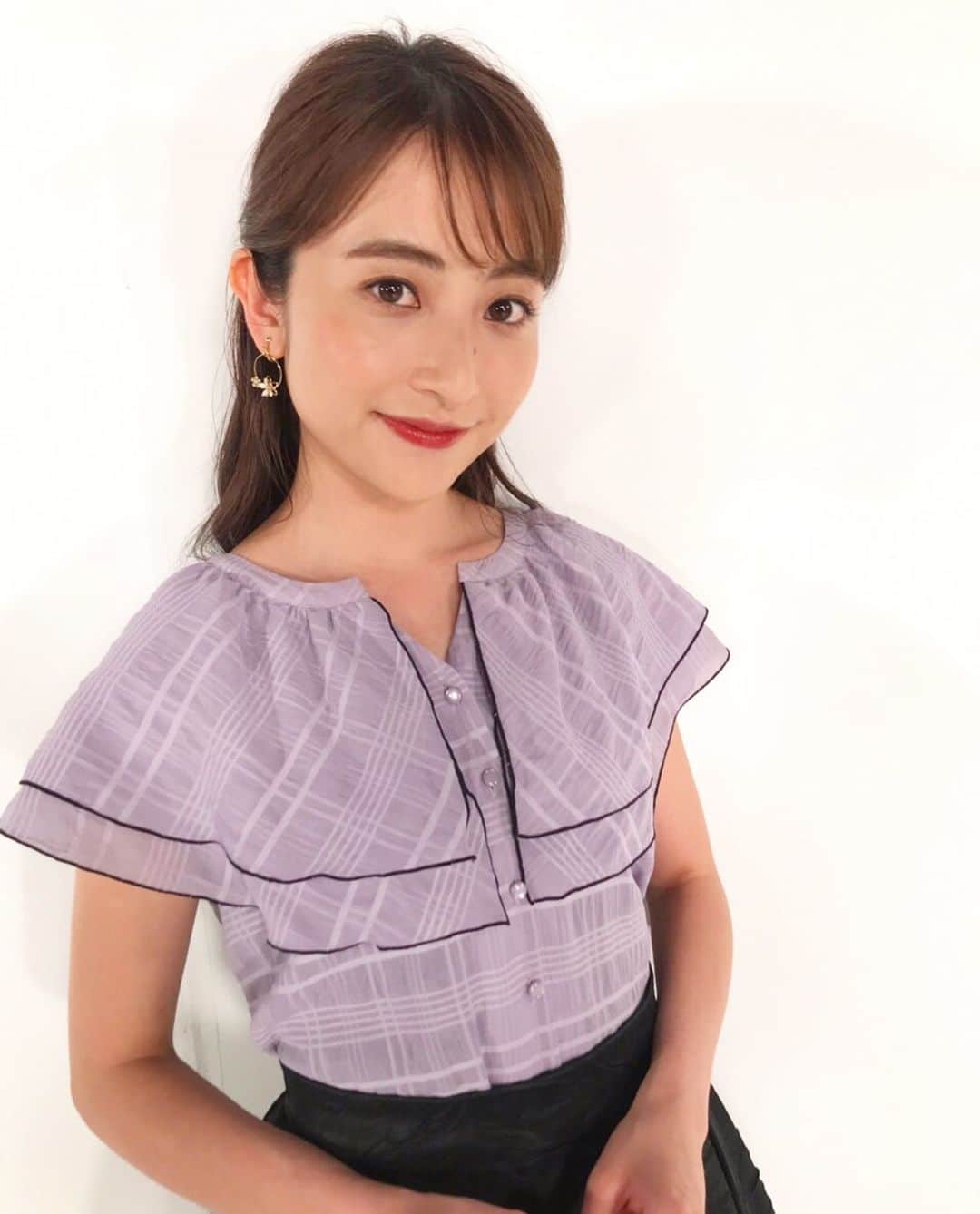 日比麻音子のインスタグラム：「ひさしぶりのハーフアップ。 ３秒に全力かけました。  From TBS新バージョン、放送開始しています📺 夏秋もお付き合いくださいませ！ 今朝はこのバージョンを発見しました。  👚トップス:Vis  #TBS #日比麻音子 #fromTBS #番宣スポット」