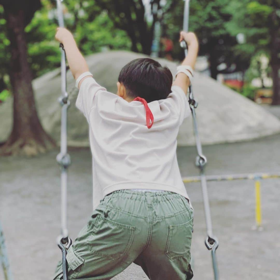 浜島直子さんのインスタグラム写真 - (浜島直子Instagram)「昨日仕事現場でいただお弁当のゴムバンドが太くて頑丈で、好きそうだなと思って持って帰ったら、ビンゴ🎯🙌✨  腕輪にしたりハンター鬼ごっこの復活カードにしたり、めちゃでかいロボット作る！と張り切ったり。  めぐんでくださったスタッフの皆さま、ありがとう〜🤣❤️ ・ #全部で5個持って帰った😂 #こっそりマネージャーにちょうだいと言ったら #他のスタッフもくれた🤣❤️ #敦子さんも貞ちゃんもひなちゃんもありがとう〜❣️ #お弁当のゴムバンド  #大喜びの #暴れ肉団子 #ところで #これどこのお弁当屋さんだったんだろうか…🤩 #忘れてしもた #やばい #直子44歳の梅雨 #と思ってたら #コメントくださってどこのお弁当屋か判明🙌✨ @cateringteamperch さんのお弁当でした🥰 美味しかったし、ゴムバンドも遊べるし、最高！ありがとうございます❤️」7月1日 9時24分 - hamaji_0912