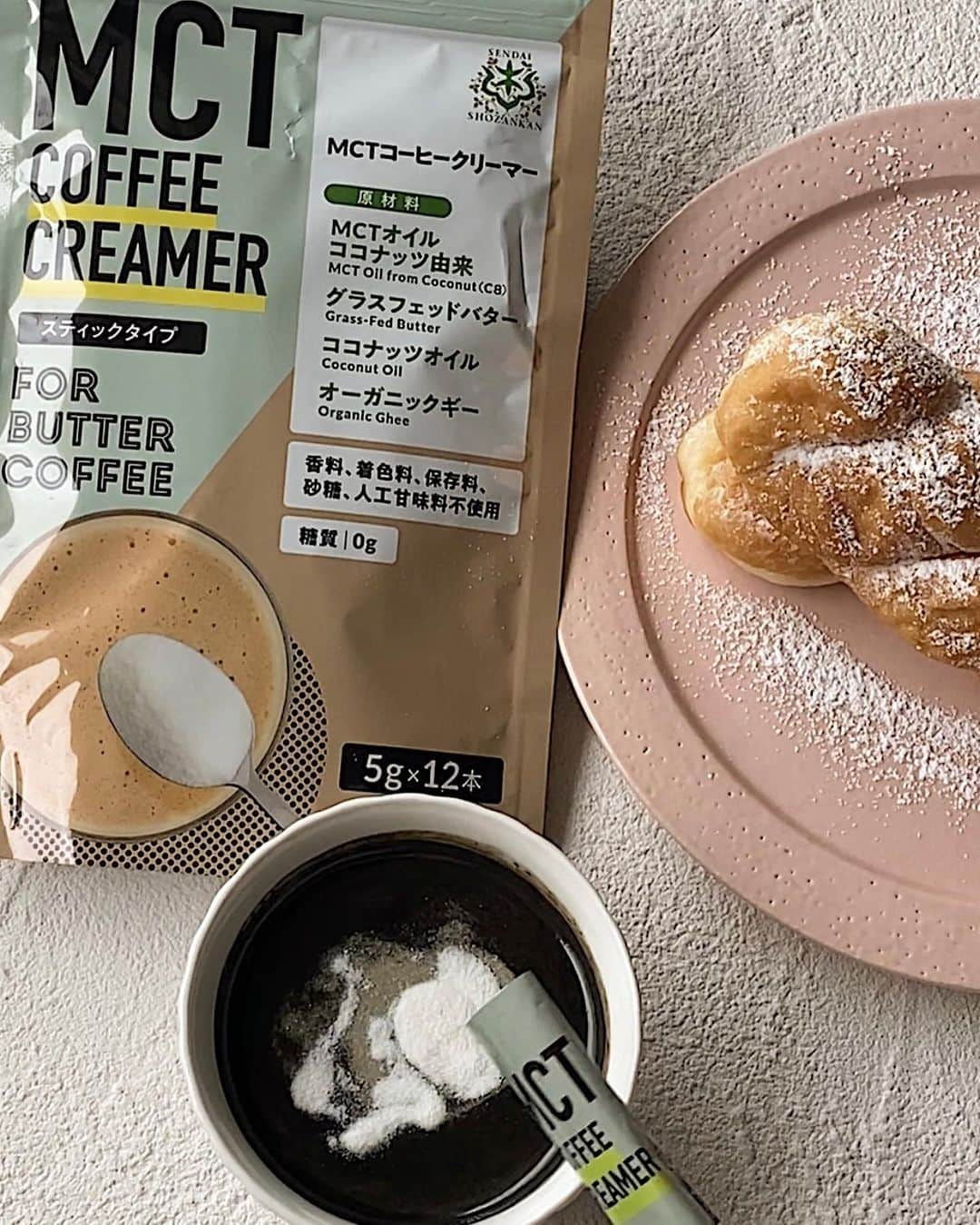 Yuuki mimuraさんのインスタグラム写真 - (Yuuki mimuraInstagram)「☕️“  いつも飲んでいるコーヒーに スティック一本を入れるだけで 本格バターコーヒーが作れる🧈 「仙台勝山館 MCTコーヒークリーマー」𖠚ᐝ ( @shozankancocoil )  ダイエッターに人気なバターコーヒー。  バターコーヒーに必要な材料が このスティックに凝縮されてます🤍 香料や着色料、保存料は使わず、 砂糖、人工甘味料も不使用なので糖質もゼロ🙆🏼‍♀️  味もまろやかで美味しい🤤🤍  持ち運びに便利なスティックタイプで お家ではもちろん、 外出先でも手軽にバターコーヒーが作れるのが嬉しい🙆🏼‍♀️“  MCTコーヒークリーマー3袋セットが 100円オフになるクーポンをいただいたので 気になる方は是非チェックしてみてください✨ 　販売ページリンク：https://bit.ly/2QEv0dq 　クーポンコード：st3 ☑︎クーポン期限は7/31まで🗓  #sponsored #castme_jp #仙台勝山館 #勝山ネクステージ #MCTで健康になろう #MCTコーヒークリーマー」7月1日 9時43分 - u0829u