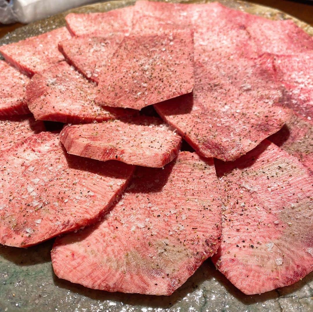美雪ありすのインスタグラム：「時差投稿です☺︎  　 久々の焼肉✨ 赤坂らいもんさんへ🍖　 美味しすぎるお肉でおなかいっぱいになりませんでした😂 　　 私あるあるなのですが、美味しすぎるものを食べると逆におなかがすく現象が起こります🐽　  また行きたいなぁ☺️  #時差投稿  #赤坂らいもん  #グルメ部  #予約困難店」