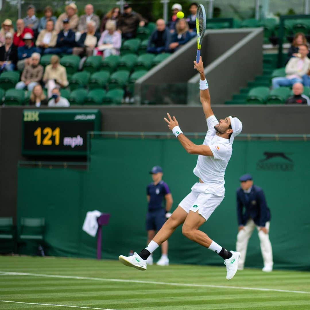 マッテオ・ベレッティーニのインスタグラム：「Lift off at @wimbledon  Round 1 ✅ straight in to round 2 tomorrow Forza 💪🏼🔨」