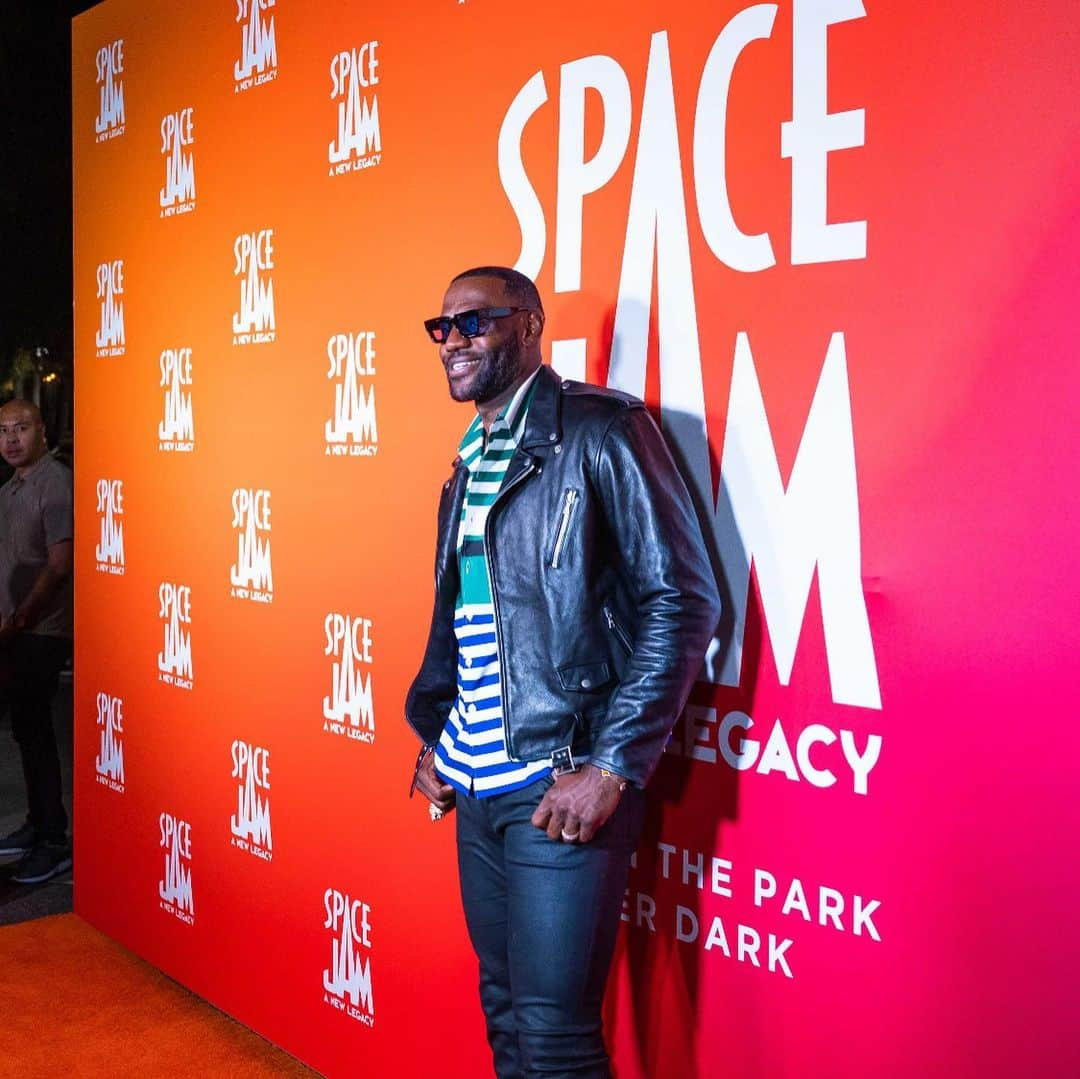 レブロン・ジェームズさんのインスタグラム写真 - (レブロン・ジェームズInstagram)「About last night. @spacejammovie event at Magic Mountains Six Flags was a movie in itself. Had a great time with family and friends! Can’t wait for you guys to go on this magical ride with me on July 16th when the movie releases in theaters & on @hbomax. #ItsAlmostTimeToJam 🐰🥕👑🚀 🎥 🍿」7月1日 2時38分 - kingjames