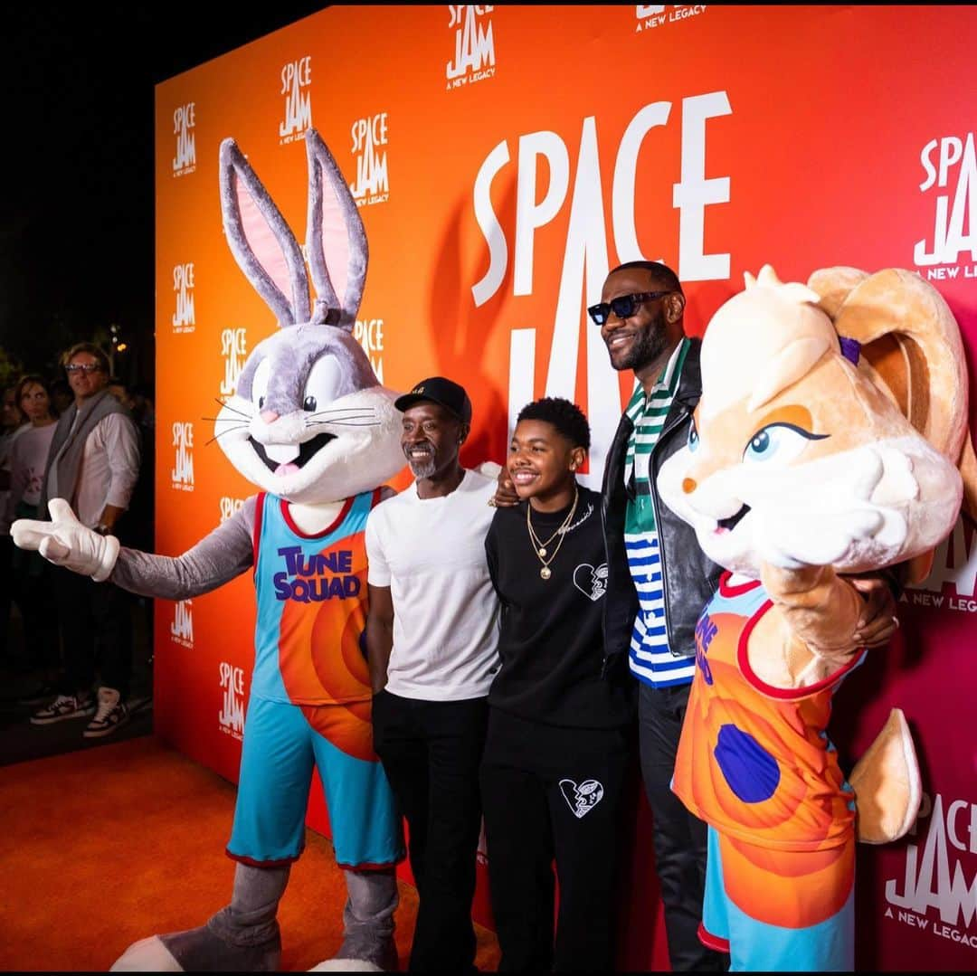 レブロン・ジェームズさんのインスタグラム写真 - (レブロン・ジェームズInstagram)「About last night. @spacejammovie event at Magic Mountains Six Flags was a movie in itself. Had a great time with family and friends! Can’t wait for you guys to go on this magical ride with me on July 16th when the movie releases in theaters & on @hbomax. #ItsAlmostTimeToJam 🐰🥕👑🚀 🎥 🍿」7月1日 2時38分 - kingjames