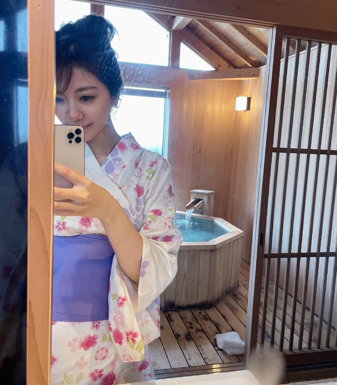 水田あゆみさんのインスタグラム写真 - (水田あゆみInstagram)「旅logしつこいよー！って言われそうなのでこちらで最後♡  貸し切り温泉風呂どすー👏  美しい森林が眺められる癒しのお風呂でございました！ いくつかパターンがあるみたいで、 一番最後の写真の貸し切り温泉風呂も素敵😳  お風呂に浸かってセクシーな肩出しあゆ姉をお披露目できなくて申し訳ない😆w  恥ずかしすぎるのでできまへんでした！w (いや誰も求めてないw)  結果、足だけ浸かるという変なことになりました☺️w  とっても最高だったよー🧡✨ また行きたい😽  #洲本温泉#淡路島#淡路島サンプラザ #淡路島旅行#洲本観光#pr#オーシャンビュー#露天風呂#温泉#淡路島旅行」7月1日 4時20分 - ayune____