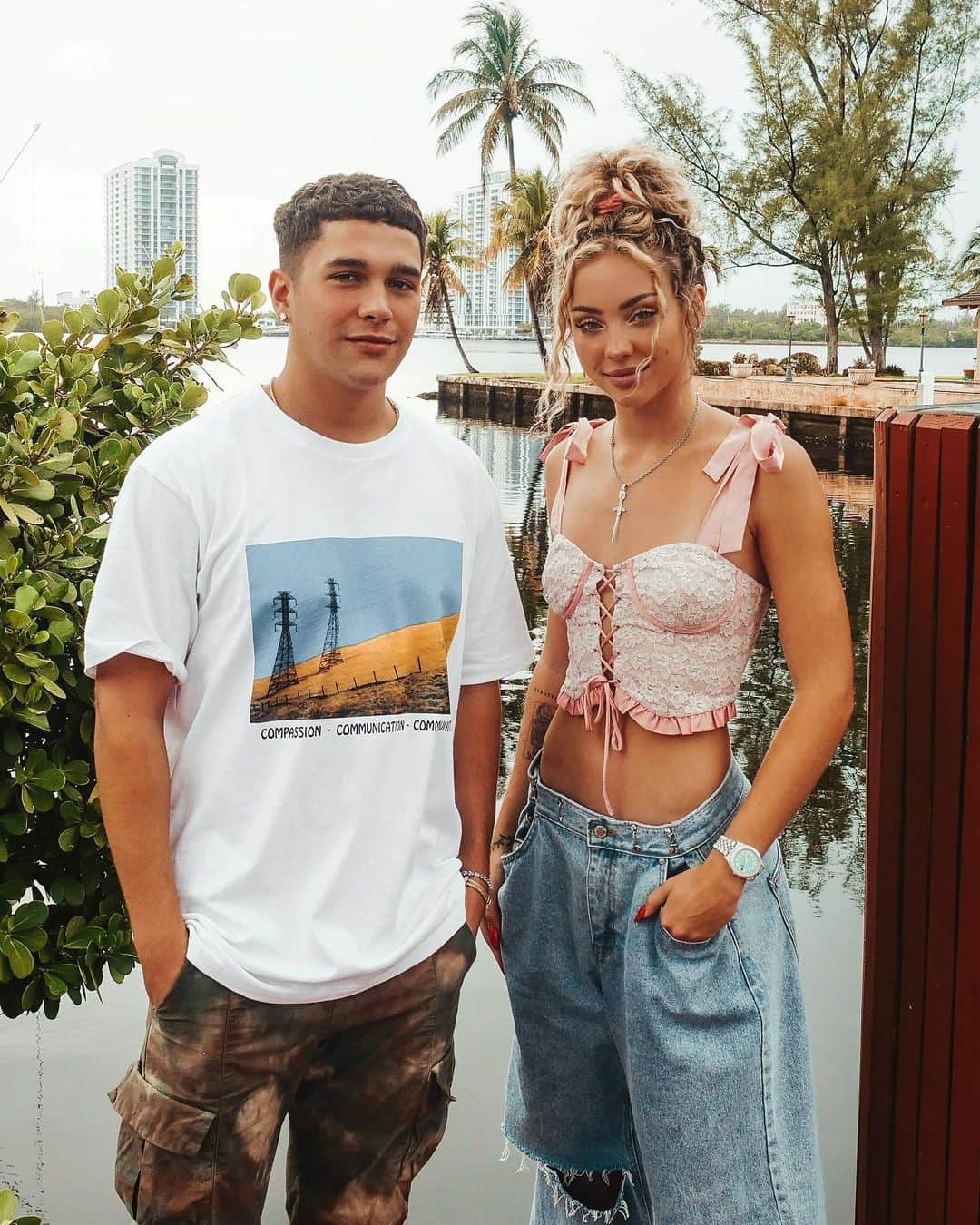 チャーリー・ジョーダンのインスタグラム：「So I went to @austinmahone house and we wrote songs about each other 👀 video dropping on my YouTube today!  Top from @revolve」