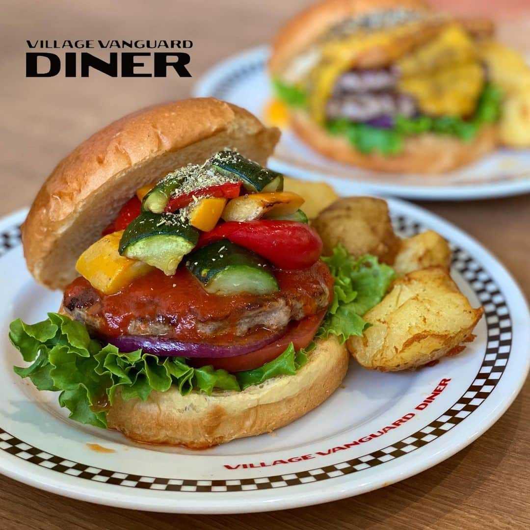 Ayuminのインスタグラム：「🍔ヴィレヴァンダイナー🍔 7/1〜の新作を食べに @vvdiner_officialさんへ！ 今回は「夏野菜たっぷりのラタトゥイユバーガー」 夏野菜がゴロゴロたっぷりで ラタトゥイユの酸味とハーブがアクセント！ こんなにボリューミーなのにさっぱりなので あっという間にぺろりでした😋 . サイドメニューの ☑️国産チキンナゲット ☑️オニオンリング . 夏にぴったりの ☑️メロンクリームソーダ . ダイナーさんはハンバーガー以外の メニューも魅力的！ 私はチキンナゲットが好き🤤 . . SNSの口コミ、投稿で お好きなスナックかドリンクをプレゼント のキャンペーンも実施中みたいです🍔 . @vvd_oodaka  @vvdiner_official . . . スタバクイーン👸🏼メインアカウント ➡︎ @ayumin0220stb . #villagevanguarddiner#ツキイチダイナー#burgertheday#がぶっとかぶりつきたい #ヴィレッジヴァンガードダイナー#villagevanguarddiner#ヴィレヴァン #イオンモール大高#大高イオン#ヴィレッジヴァンガード#ハンバーガー#ハンバーガー部 #愛知ハンバーガー#大高ランチ #インスタグルメアワード2021#あいなご#ナゴレコ#グルメライター」