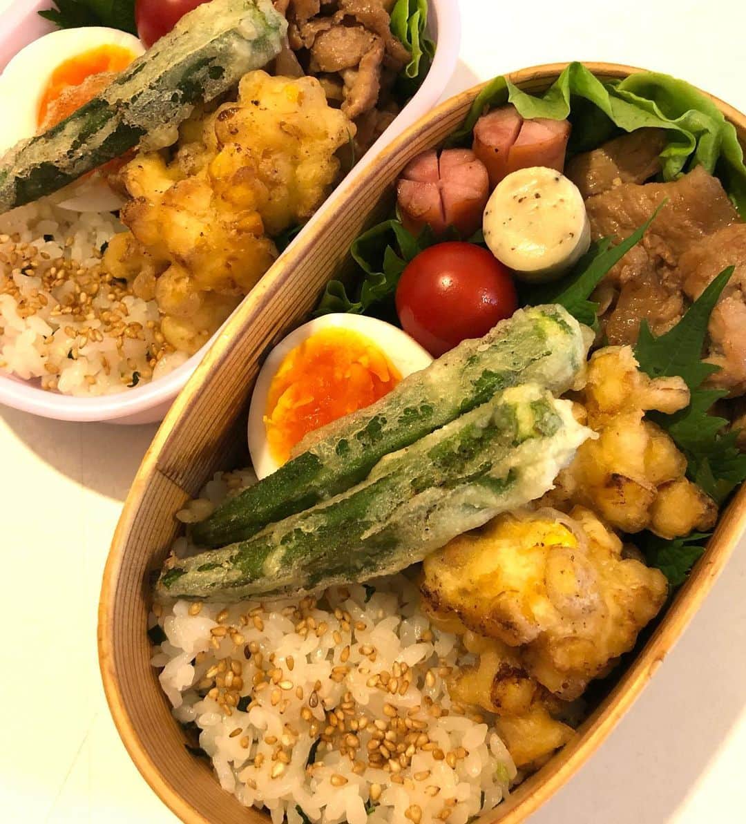 甘糟記子さんのインスタグラム写真 - (甘糟記子Instagram)「昨日のお弁当(o^^o)  豚肉を豚丼のタレで焼いたもの！ご飯に乗せようと思ったんだけど、とうもろこしとオクラのフリットが割とかさばってたので普通につめつめ( ^ω^ )  あとはゆで卵、トマト、ウィンナー，チーズです！！  2枚目はなっちゃん　@natsukauegami オススメの、Me,Taiwanさんで取り寄せたライチ！  生のライチ，甘くて美味しい\(//∇//)\  広州に買い出しに行っていた時に良く食べてたので、懐かしい感じです(#^.^#)  季節が変わると旬のフルーツも変わってくるので、日々楽しみに物色しております\(//∇//)\  #甘糟ご飯#ご飯#昼ごはん#ランチ#ランチボックス#弁当#曲げわっぱ#わっぱ弁当 #半熟卵 #ライチ」7月1日 5時55分 - norihey924