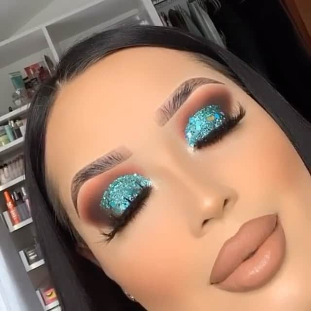 LiveGlamのインスタグラム：「This summer glam tho 🔥🔥🔥@yesigbeauty pairs this bold and beautiful eye look with our “Lavi$h” matte lippie 💋 #LiveGlamFam」