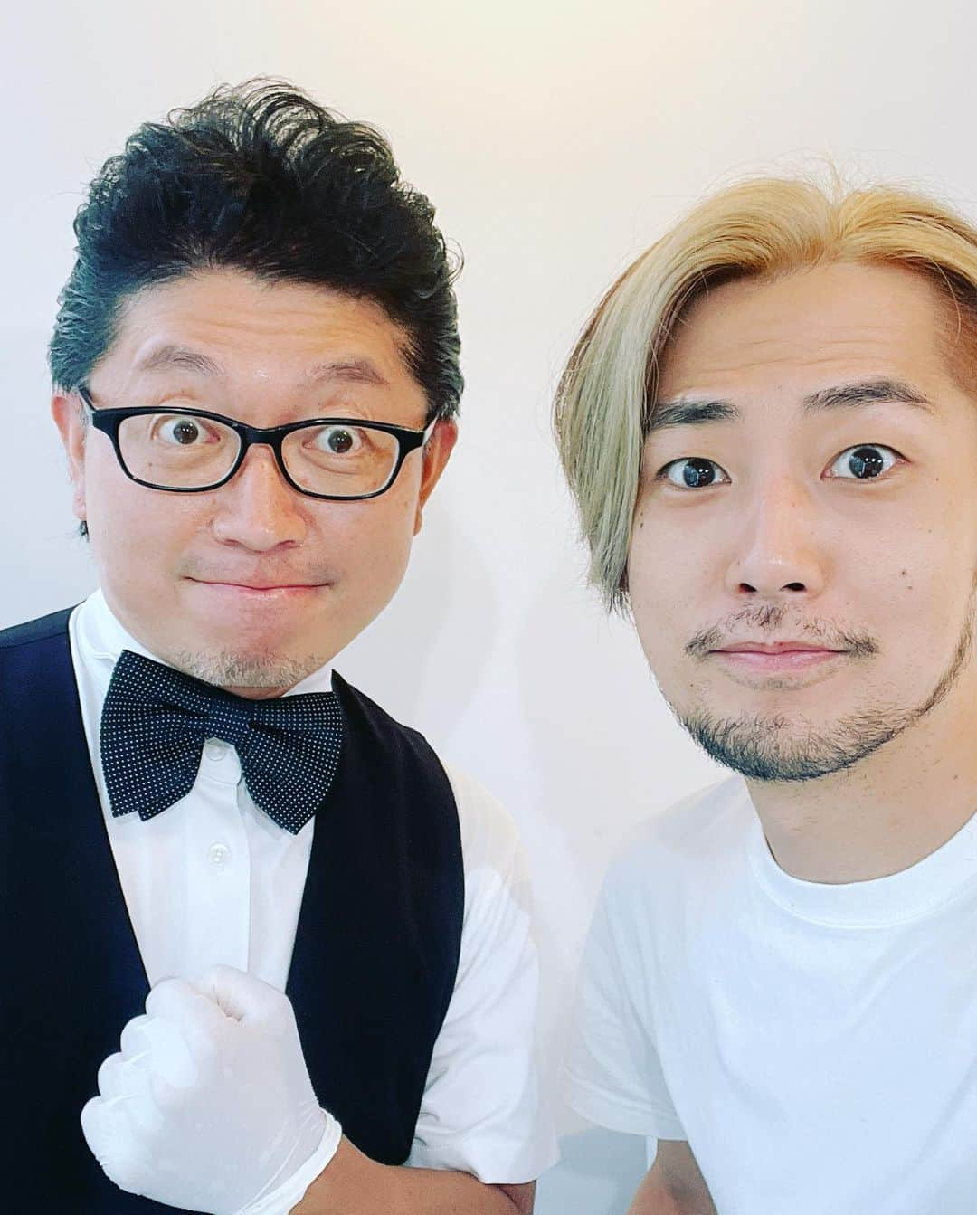 福士誠治さんのインスタグラム写真 - (福士誠治Instagram)「僕の周りの天才！ いつも僕の作品に入る前にお願いする。天才理容師倉田さん！ 今回もライブ前にライブの為のライブだけの髪型をお願い。 ありがとうございます。 皆さんは気に入ってくれたかな( ^ω^ ) 改めて倉田さんありがとうございます😊  あっ なんかインスタ内で僕のなりすましが居て、DMなど送ってるみたいなんですが、僕は一切DM送っていないので、お気をつけください。 不快に思った方もいたと思います。 取り急ぎ本人からの報告でした。  #福士誠治 #倉田和俊 #KEEN #天才理容師 #髪型 #理容室」7月1日 8時21分 - seiji_fukushi