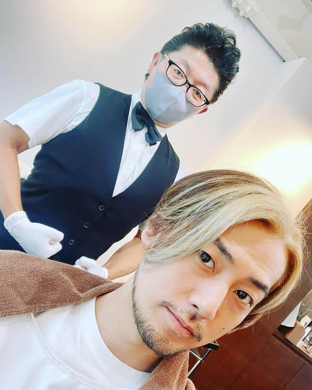 福士誠治さんのインスタグラム写真 - (福士誠治Instagram)「僕の周りの天才！ いつも僕の作品に入る前にお願いする。天才理容師倉田さん！ 今回もライブ前にライブの為のライブだけの髪型をお願い。 ありがとうございます。 皆さんは気に入ってくれたかな( ^ω^ ) 改めて倉田さんありがとうございます😊  あっ なんかインスタ内で僕のなりすましが居て、DMなど送ってるみたいなんですが、僕は一切DM送っていないので、お気をつけください。 不快に思った方もいたと思います。 取り急ぎ本人からの報告でした。  #福士誠治 #倉田和俊 #KEEN #天才理容師 #髪型 #理容室」7月1日 8時21分 - seiji_fukushi