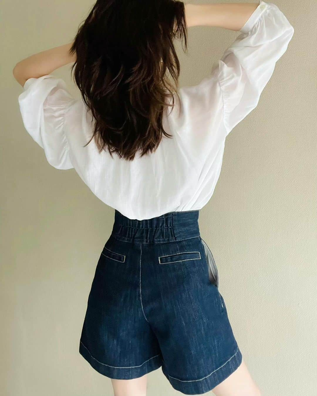 松島花さんのインスタグラム写真 - (松島花Instagram)「: コラボデニム発売のお知らせ👖💙 @biologicphilosophy × Hana Matsushima : ビオロジックフィロソフィとのコラボデニム 2型が7/9から発売になります😉 本日、7/1より予約受付スタートです✨ デニムLOVEな私が1番こだわったのは ヒップラインがキレイに見えるデザインや シルエットです✨素材は環境に配慮した 再生ポリエステルと再生コットンを使った サーキュラーのストレッチデニムです👍🏻 : そして、コラボデニム売り上げの一部は、@hana_matsushima_animal を通して 保護猫保護犬の支援に使わせて頂きます🙏🏻🐾 デニムにはアカウントがプリントされた オリジナルタッセルがついています🐈♡🐕 : 価格・フレアパンツ ¥16,500 (税込)  ショートパンツ　¥15,400(税込) 色展開・サイズ展開　 ネイビー、インディゴの2色展開 2(M)、3(L)の2サイズ展開 #biologicphilosophy #malibushirts #denim #コラボ #デニム  #ビオロジックフィロソフィ  #サーキュラーエコノミー」7月1日 17時50分 - hana_matsushima_official