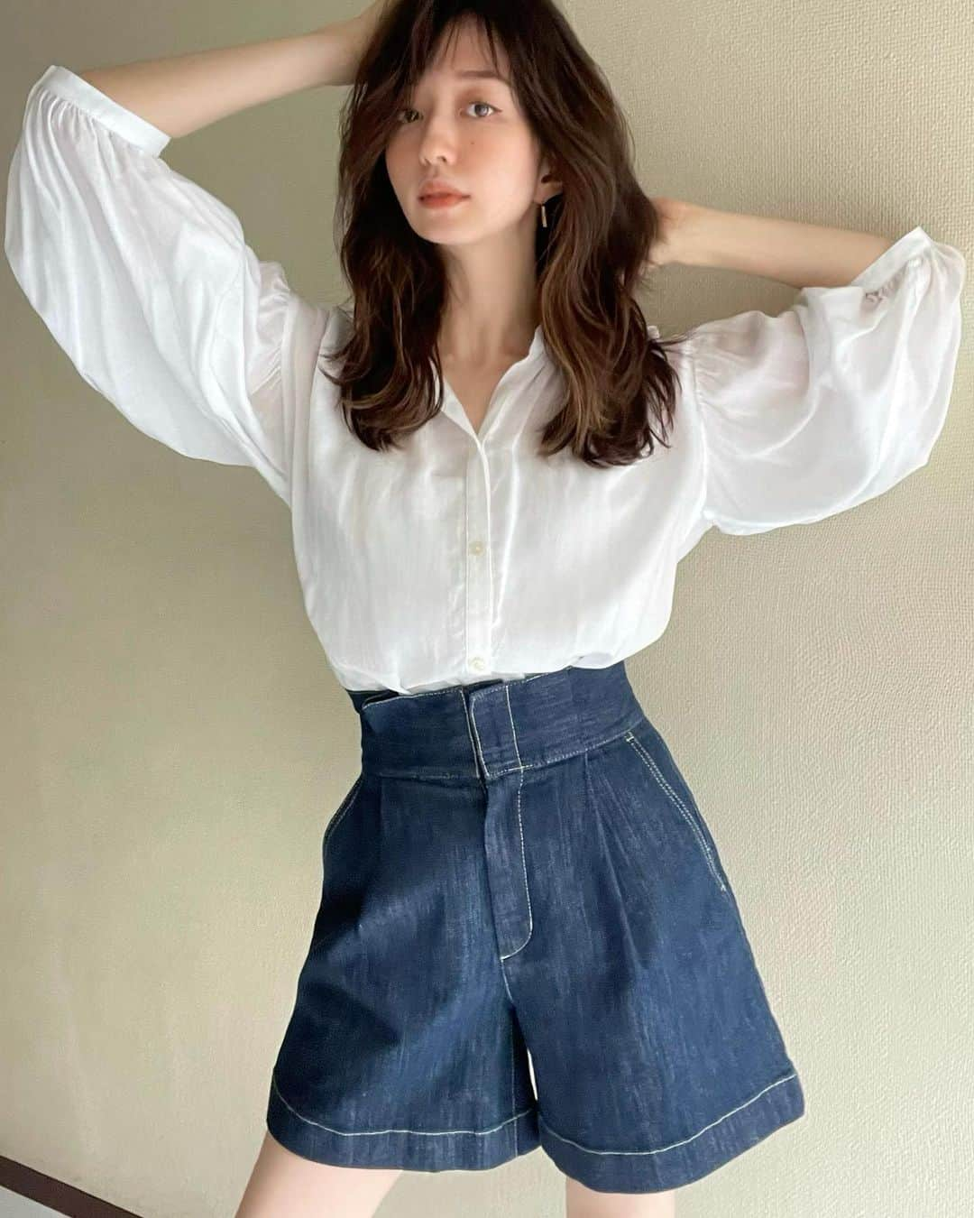 松島花さんのインスタグラム写真 - (松島花Instagram)「: コラボデニム発売のお知らせ👖💙 @biologicphilosophy × Hana Matsushima : ビオロジックフィロソフィとのコラボデニム 2型が7/9から発売になります😉 本日、7/1より予約受付スタートです✨ デニムLOVEな私が1番こだわったのは ヒップラインがキレイに見えるデザインや シルエットです✨素材は環境に配慮した 再生ポリエステルと再生コットンを使った サーキュラーのストレッチデニムです👍🏻 : そして、コラボデニム売り上げの一部は、@hana_matsushima_animal を通して 保護猫保護犬の支援に使わせて頂きます🙏🏻🐾 デニムにはアカウントがプリントされた オリジナルタッセルがついています🐈♡🐕 : 価格・フレアパンツ ¥16,500 (税込)  ショートパンツ　¥15,400(税込) 色展開・サイズ展開　 ネイビー、インディゴの2色展開 2(M)、3(L)の2サイズ展開 #biologicphilosophy #malibushirts #denim #コラボ #デニム  #ビオロジックフィロソフィ  #サーキュラーエコノミー」7月1日 17時50分 - hana_matsushima_official