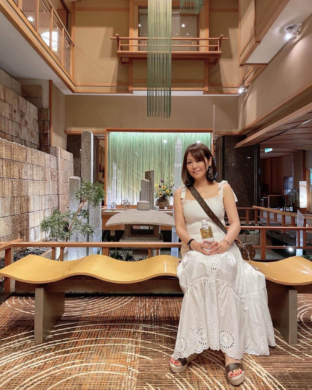 のインスタグラム：「こんばんは♡ おつかれさまー ・ 2枚目は娘と母～🍓笑 そろそろ娘は妊娠9ヶ月👶💕 この写真見てると妊婦に見えない✋ 朝食も美味しかったよん😋💕 ・ 白のワンピは ZARAね🤍 new✨ ・ #温泉旅館#近場で楽しむ#家族旅行#朝食#温泉#滋賀#ワンピースコーデ #いつもありがとう」