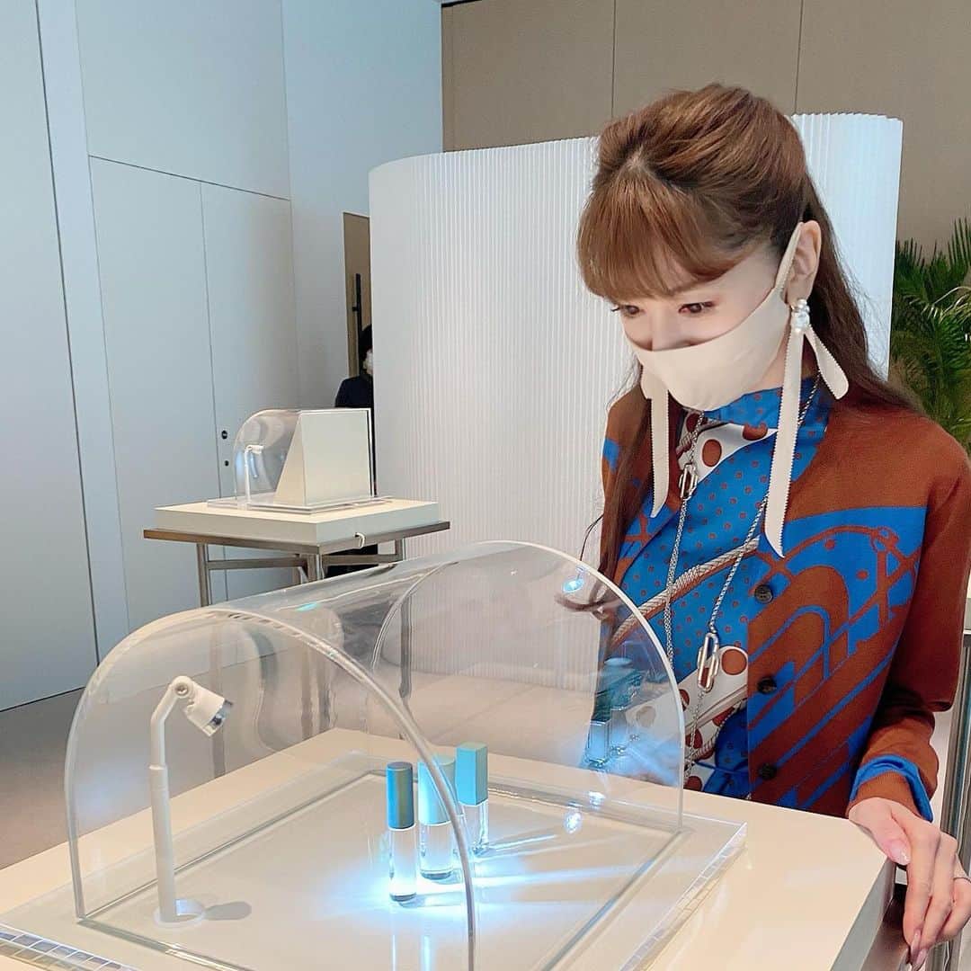 のインスタグラム：「@toranomonedition   マスカラや まつ毛美容液の 新しい容器の展示会に 行ってきました。  サステナビリティや 環境に配慮して 「素材」や 「形状」の工夫が どんどん進化して 面白いかったです。  早く私達が使える ようになって欲しい！  #ftcbeauty #ftcaoyama #ftcbeauty.staff #君島十和子 #トワコイズムマスカラ #フラーレンまつ毛美容液 #自まつ毛大切に」