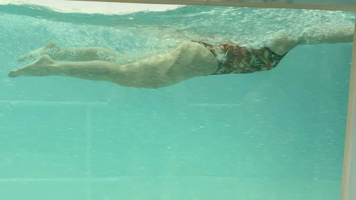 白井璃緒のインスタグラム：「流水プールでトレーニングを行いました🏊‍♀️ 5"max10"restを8回を2セット行いました！泳いでるスピードは27秒ぐらいです！ こうやって泳いでる姿を見るともう少し足の位置が高くてもいいのかな？と修正する部分が分かったりします😅  Japan Open終わってから千尋さん @iga24chiii と練習させてもらって学ぶ事ばかりです🤔💭 8継メンバーで作った目標を達成できるように残りの日数も頑張っていきます！」